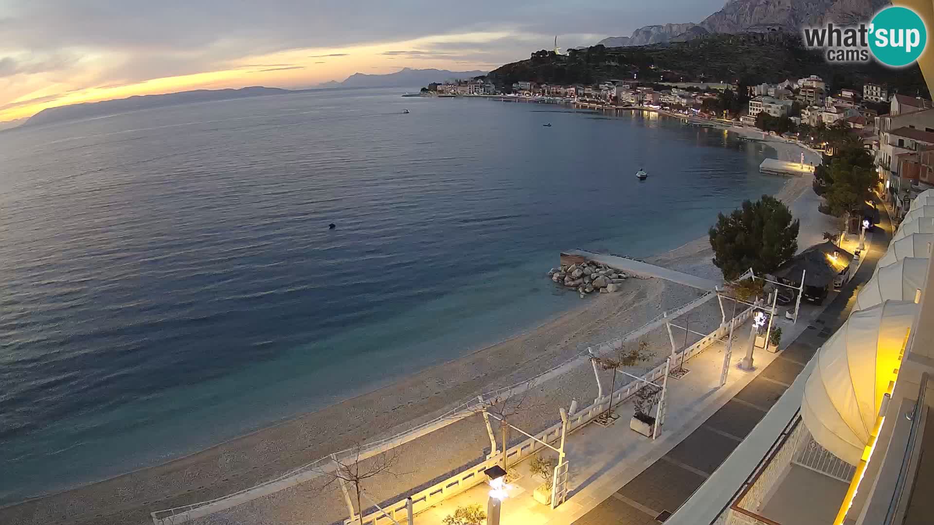 Pogled na plažu Podgori