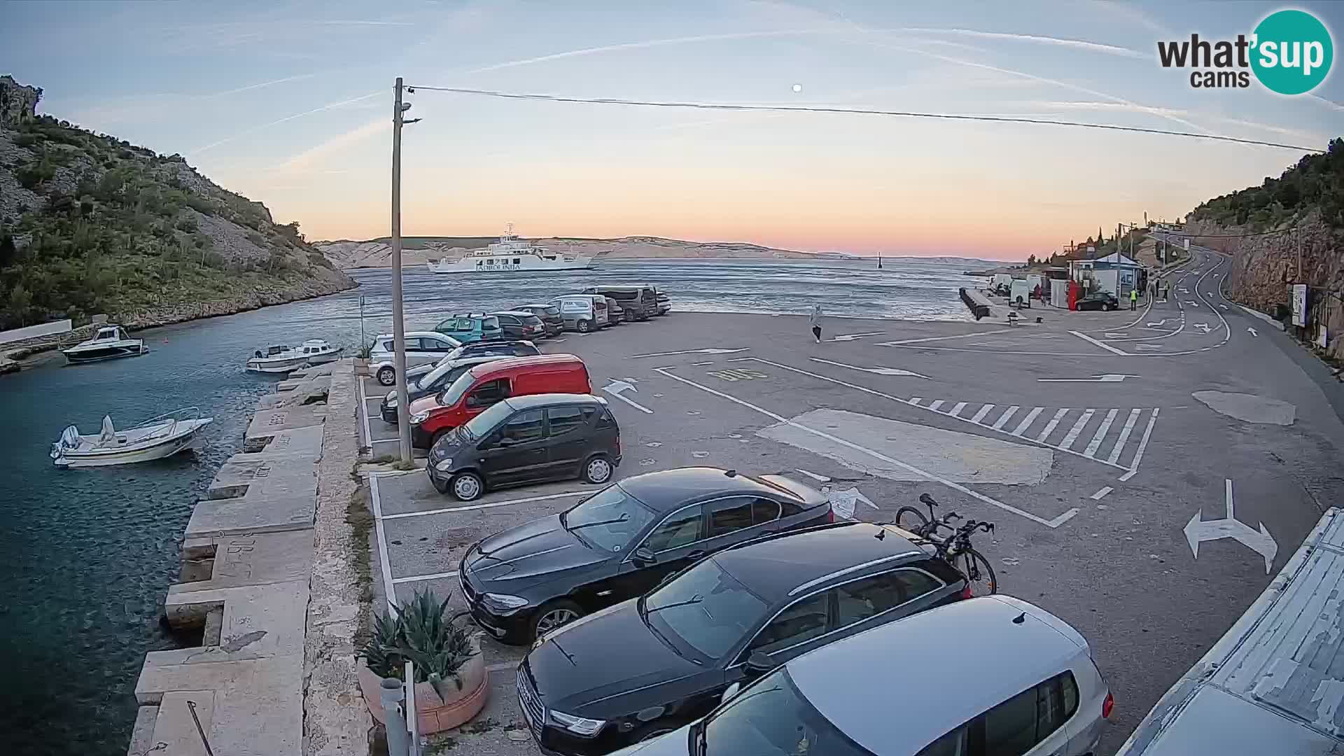 Spletna kamera trajektno pristanišče Prizna – proti otoku Pag