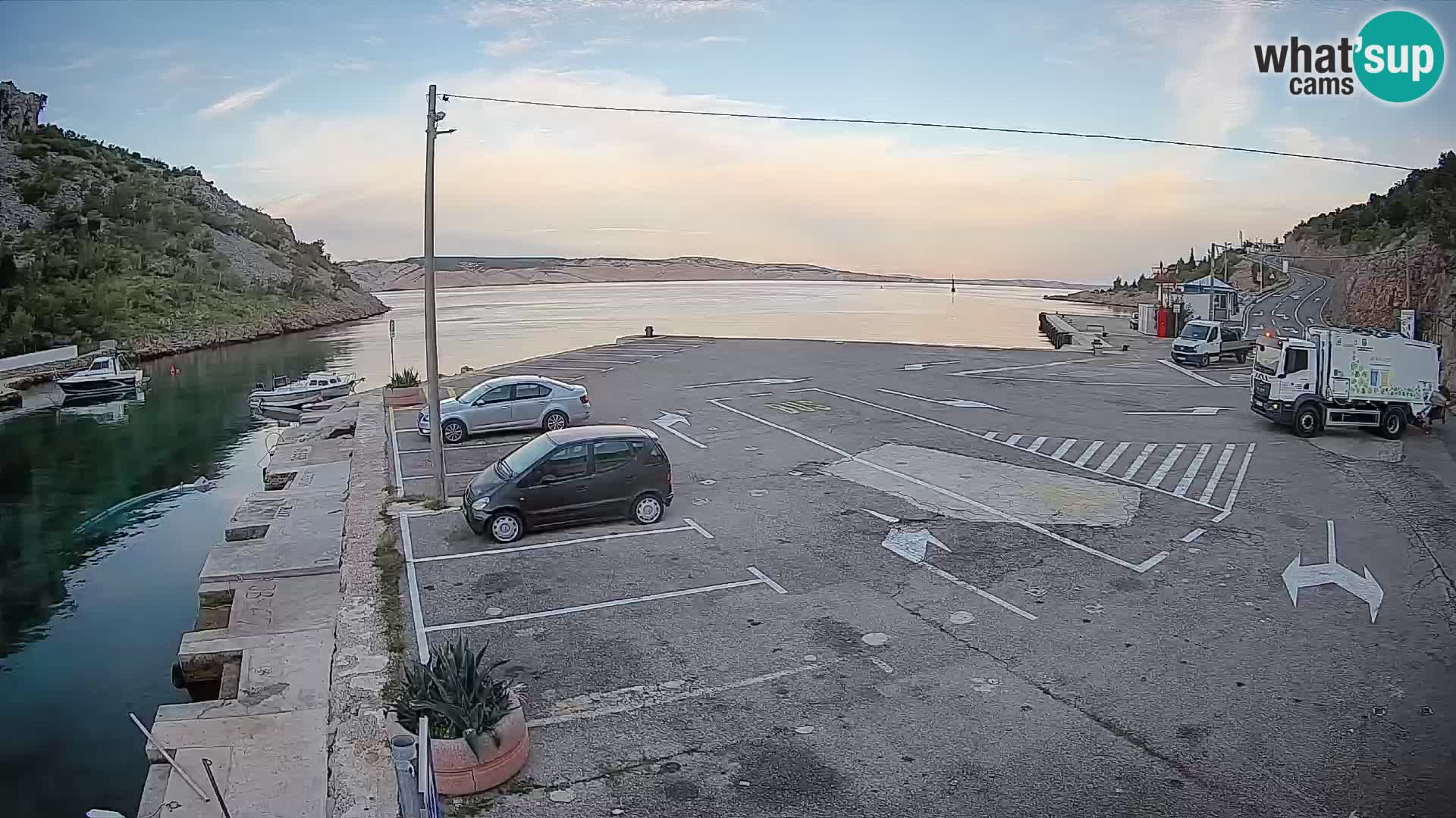 Webcam del puerto de ferris de Prizna – hacia la isla de Pag