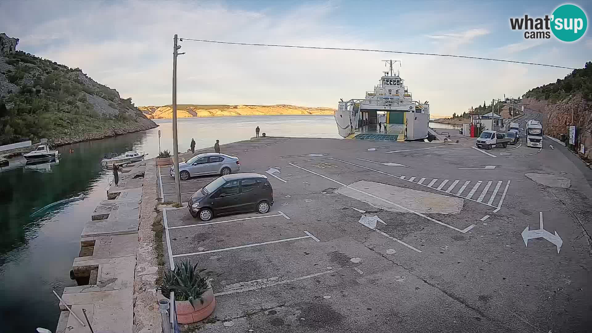 Spletna kamera trajektno pristanišče Prizna – proti otoku Pag