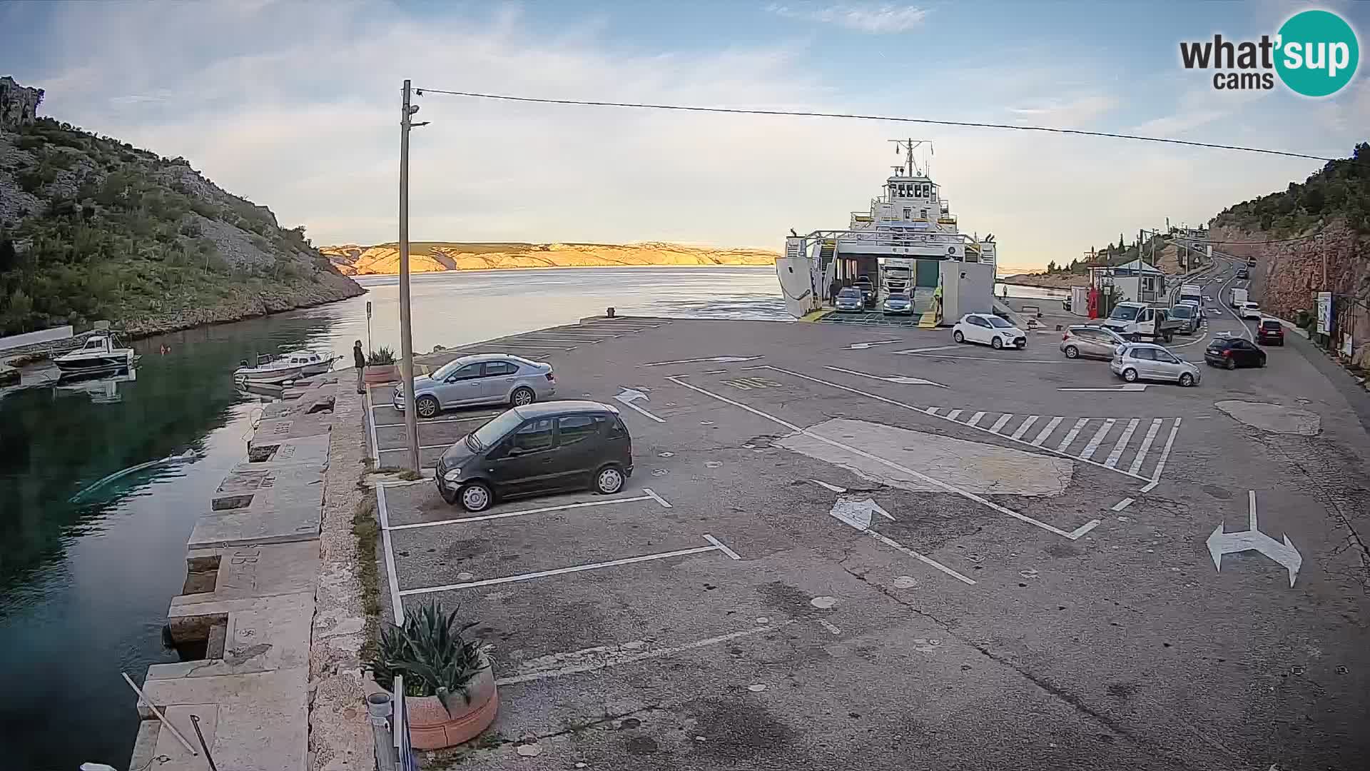 Webcam del puerto de ferris de Prizna – hacia la isla de Pag