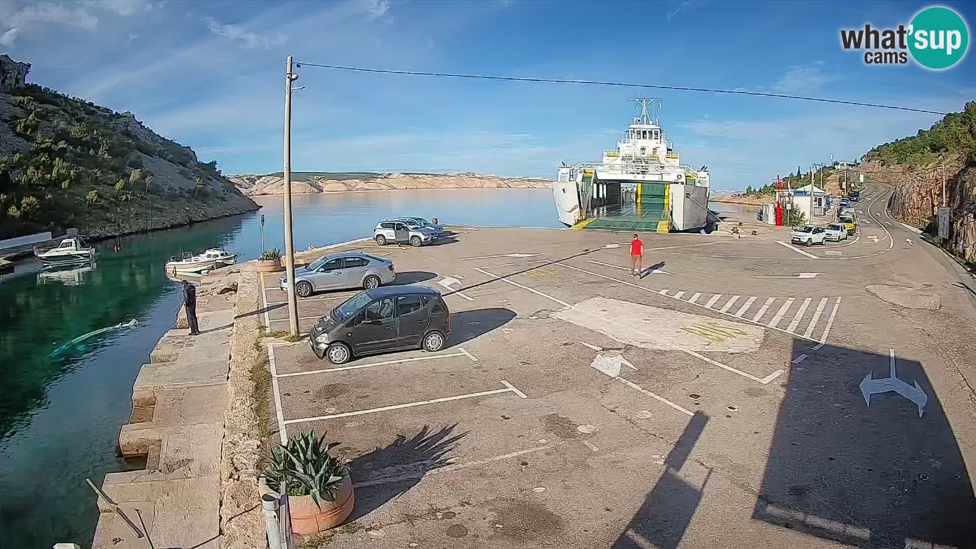 Spletna kamera trajektno pristanišče Prizna – proti otoku Pag