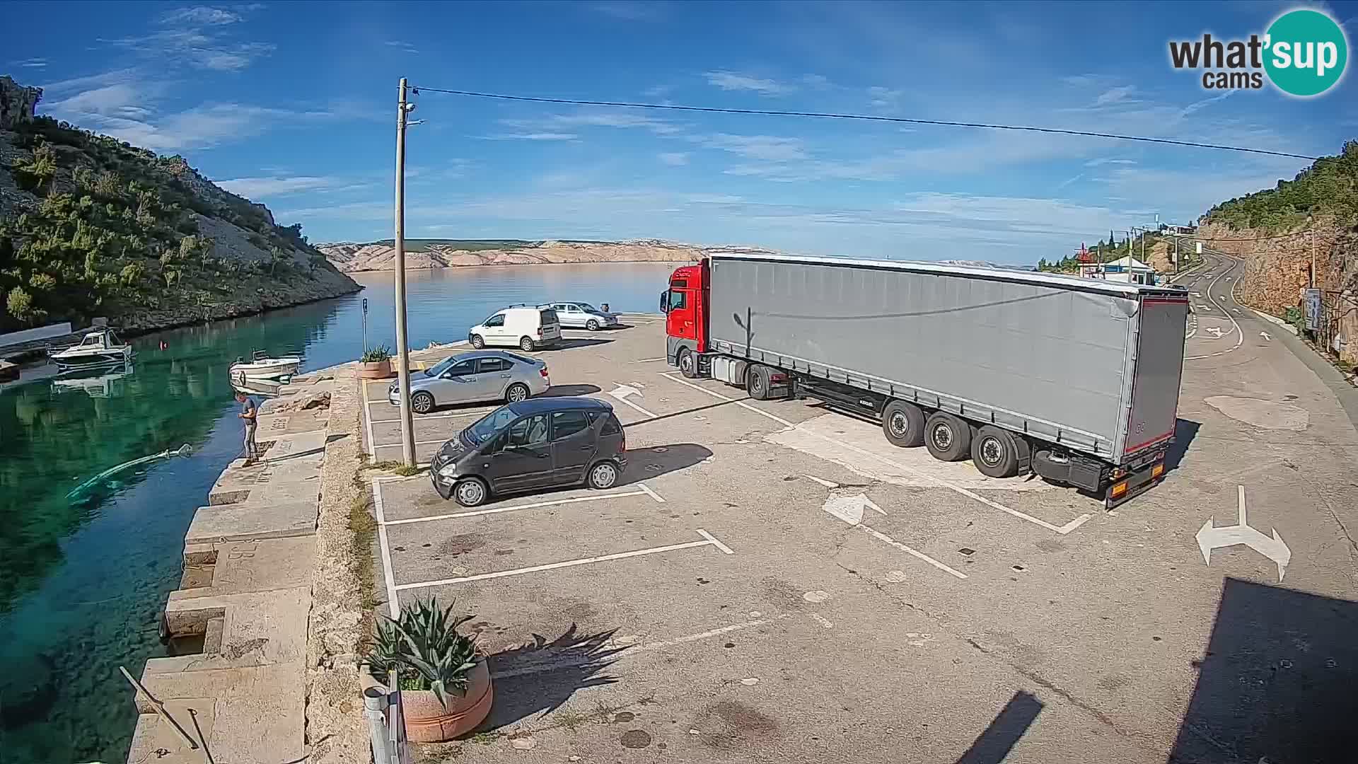 Spletna kamera trajektno pristanišče Prizna – proti otoku Pag