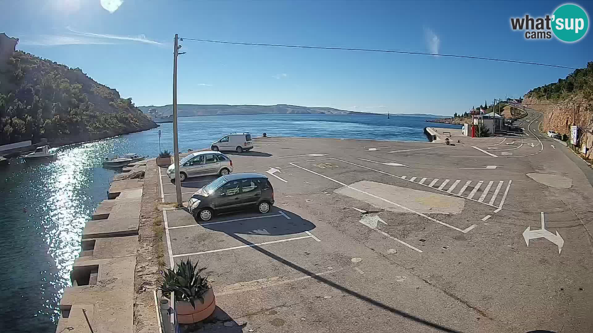 Spletna kamera trajektno pristanišče Prizna – proti otoku Pag