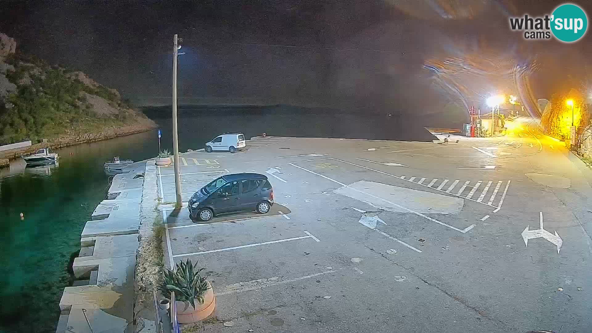 Spletna kamera trajektno pristanišče Prizna – proti otoku Pag