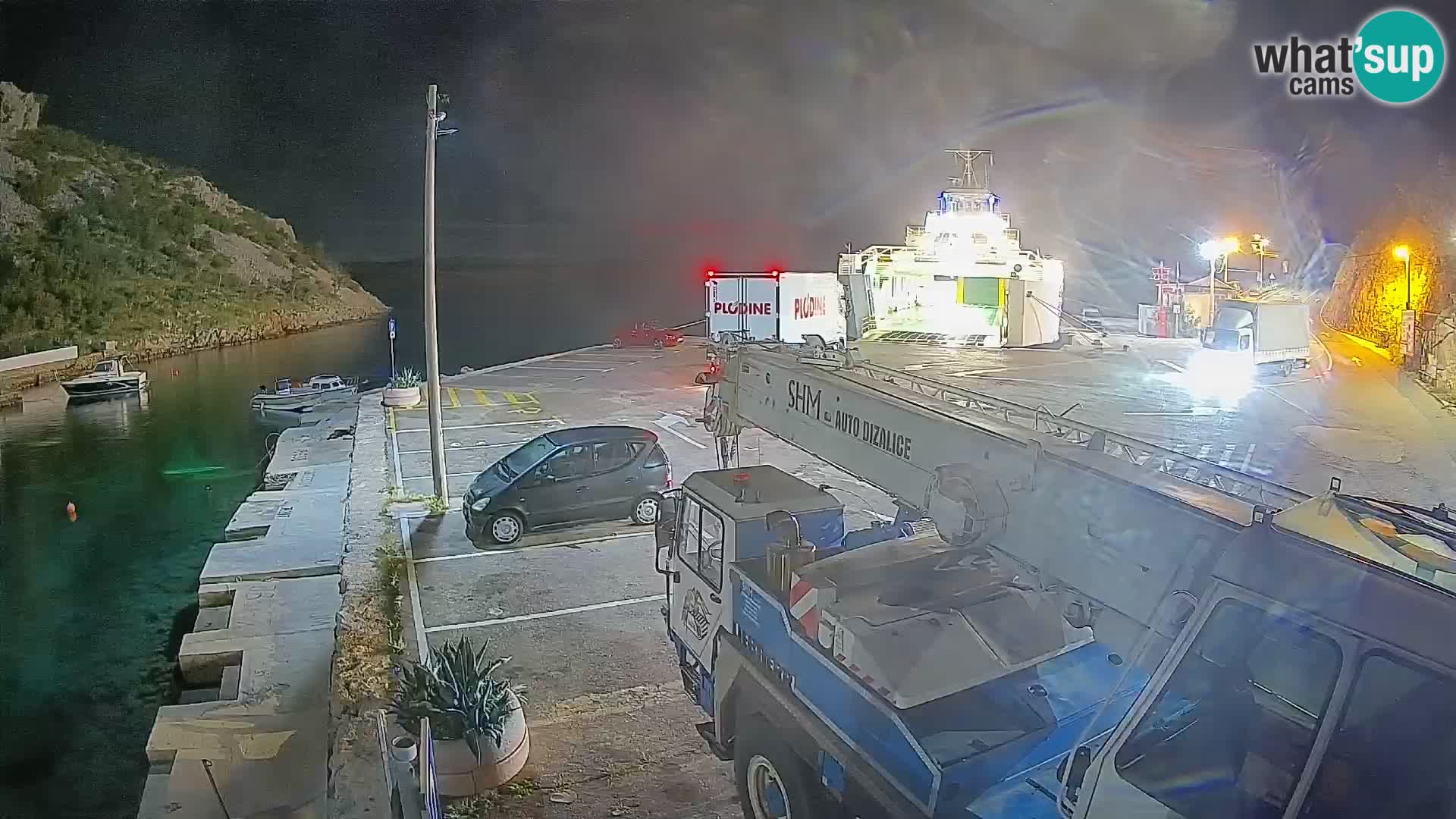 Spletna kamera trajektno pristanišče Prizna – proti otoku Pag