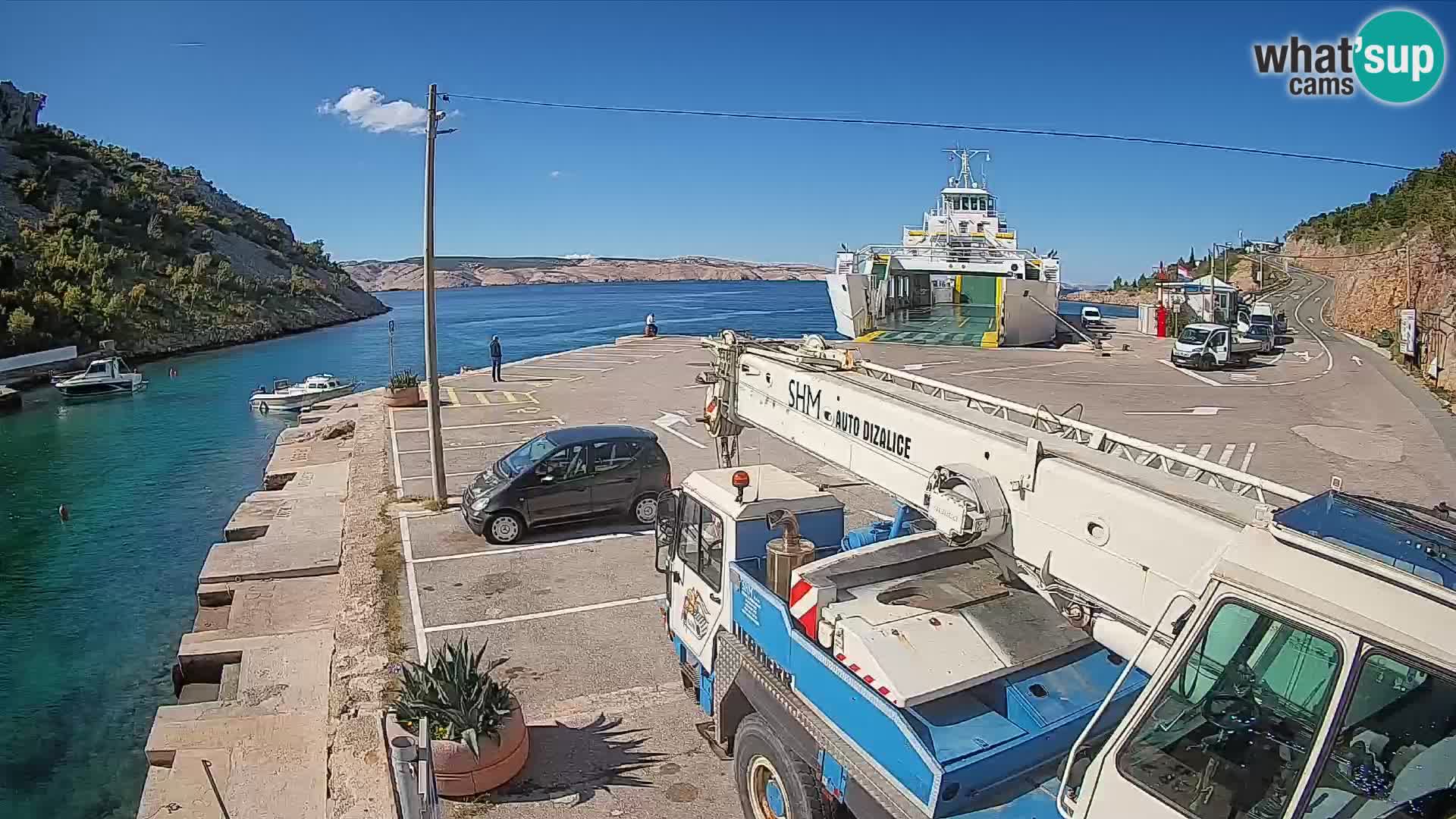 Spletna kamera trajektno pristanišče Prizna – proti otoku Pag
