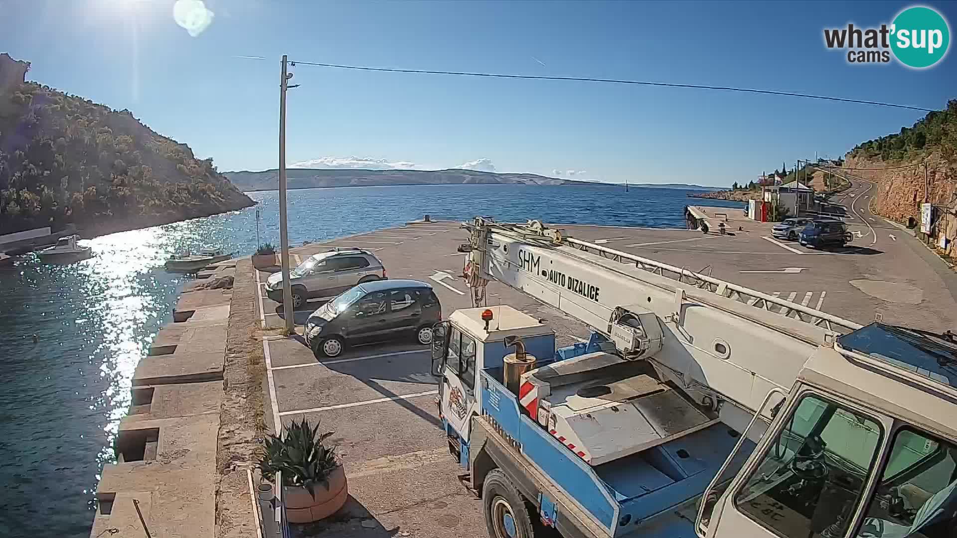 Spletna kamera trajektno pristanišče Prizna – proti otoku Pag