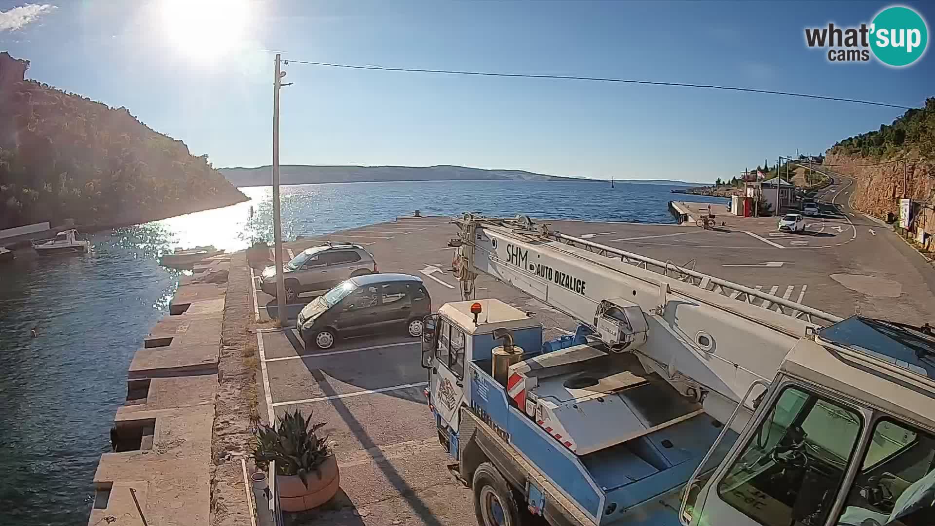 Spletna kamera trajektno pristanišče Prizna – proti otoku Pag