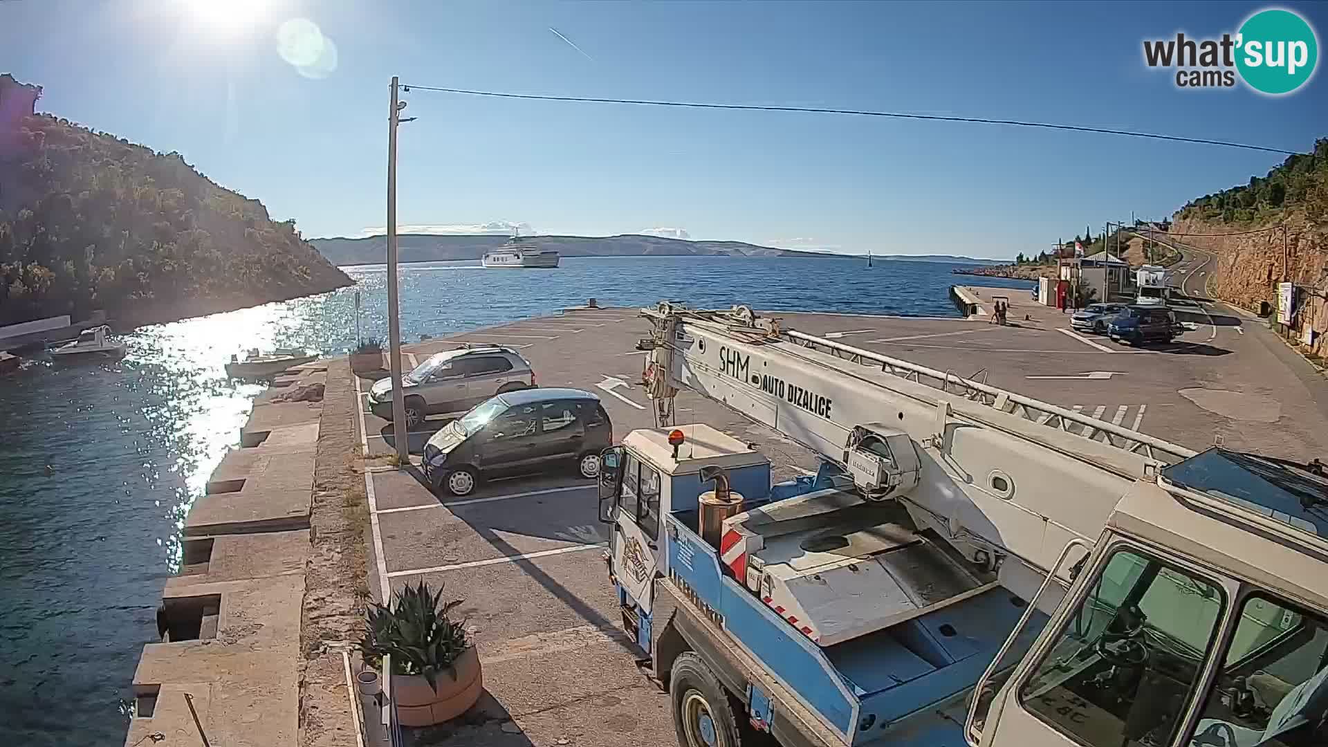 Spletna kamera trajektno pristanišče Prizna – proti otoku Pag
