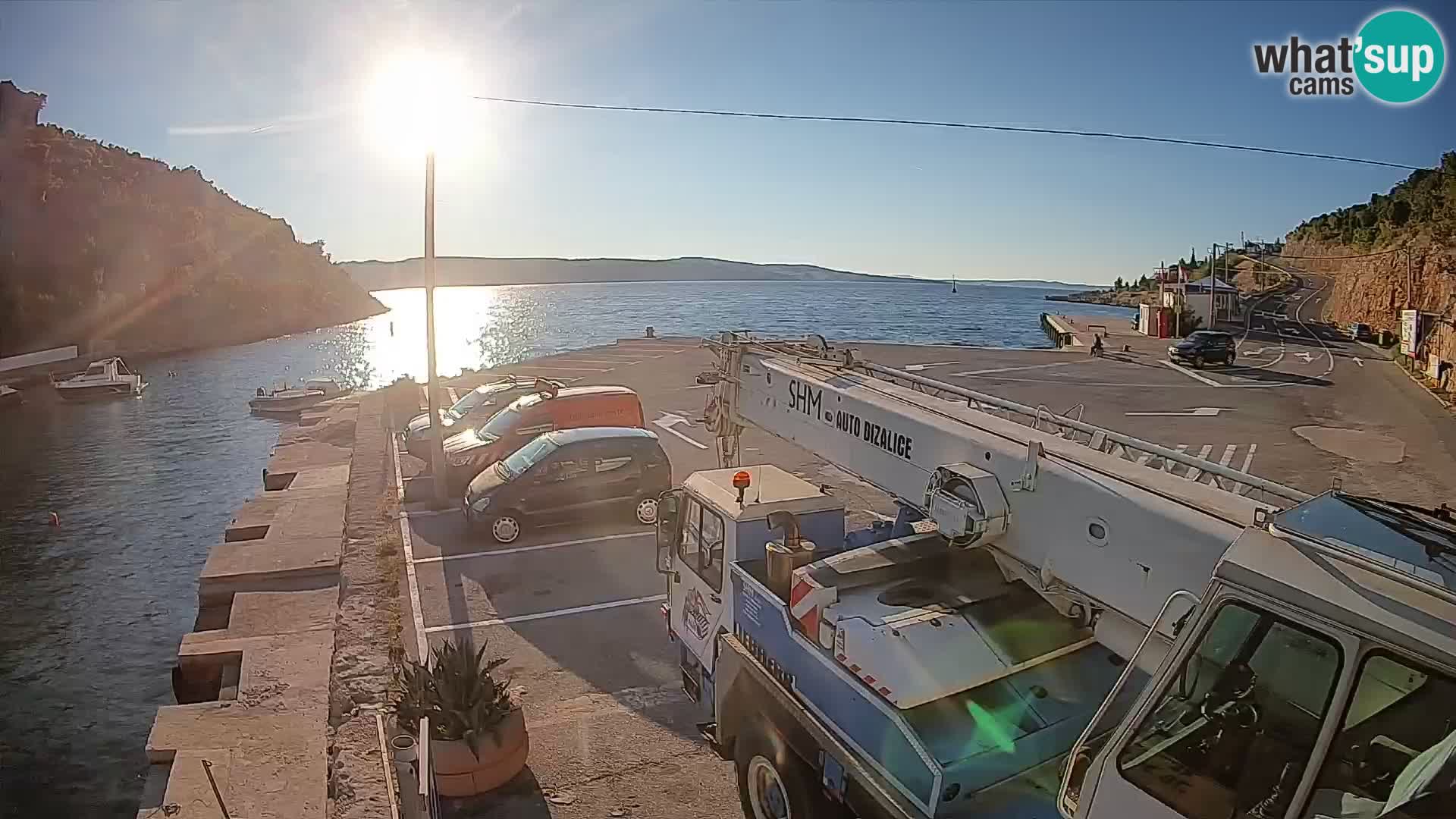 Spletna kamera trajektno pristanišče Prizna – proti otoku Pag