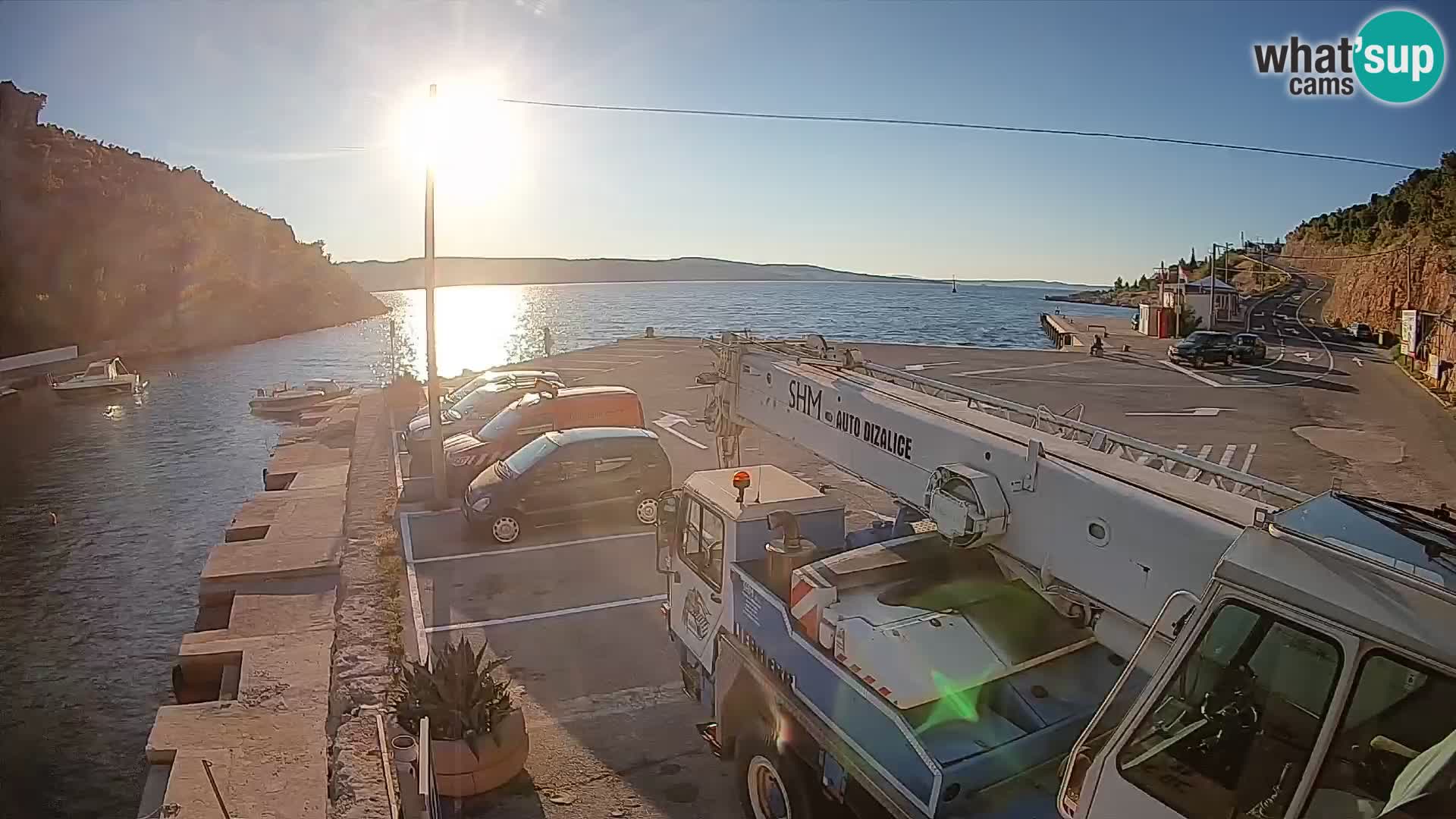 Spletna kamera trajektno pristanišče Prizna – proti otoku Pag