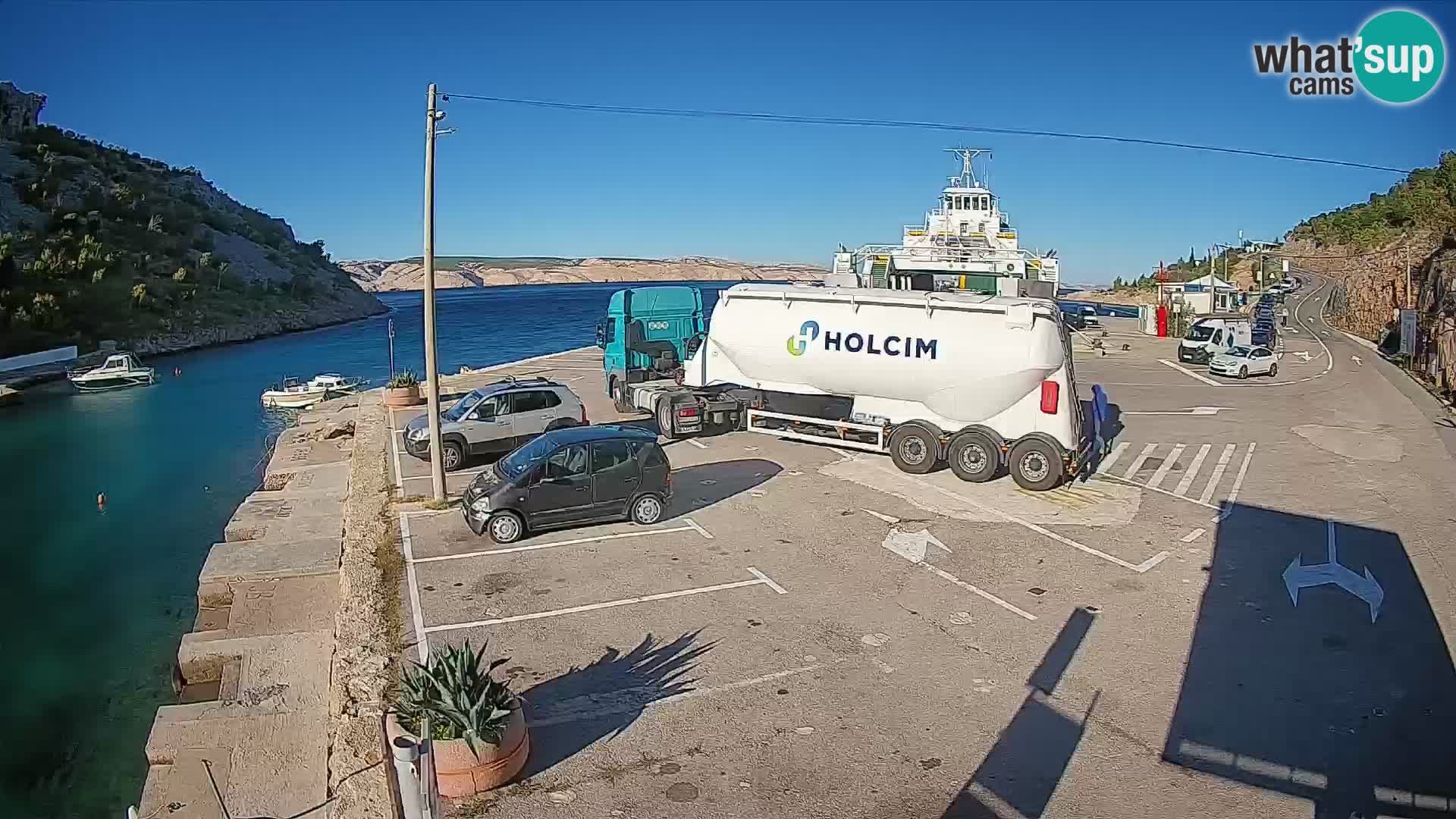 Spletna kamera trajektno pristanišče Prizna – proti otoku Pag