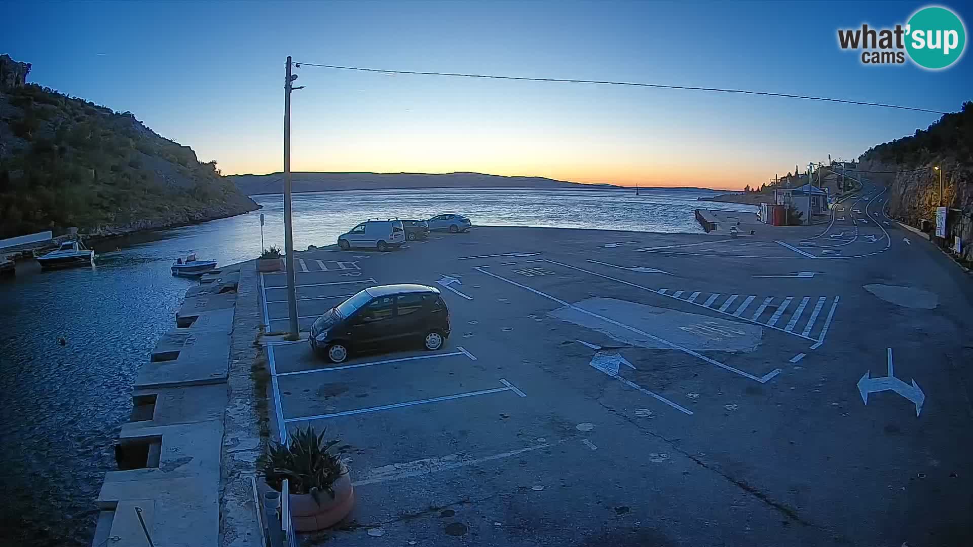 Spletna kamera trajektno pristanišče Prizna – proti otoku Pag