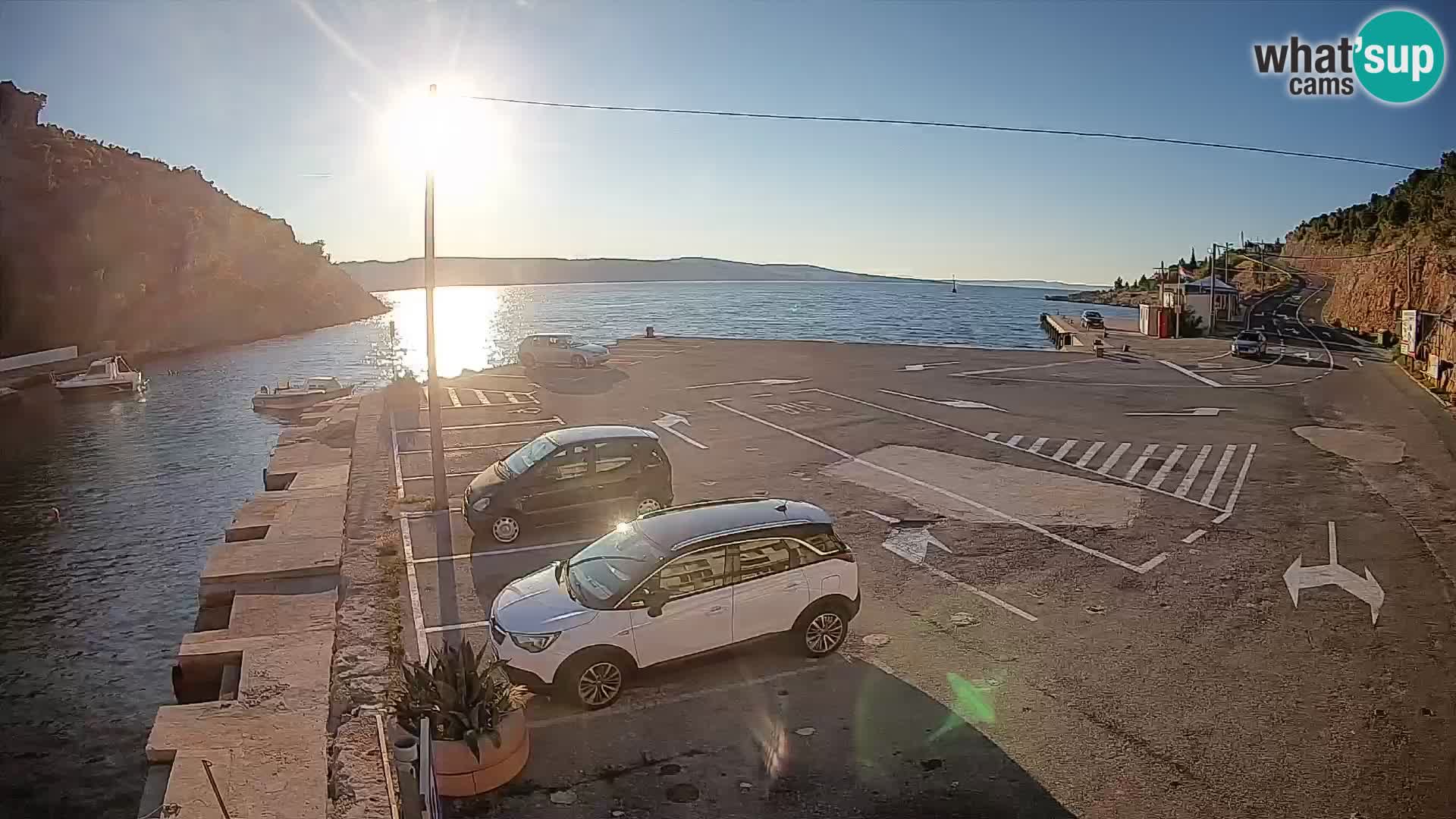 Spletna kamera trajektno pristanišče Prizna – proti otoku Pag