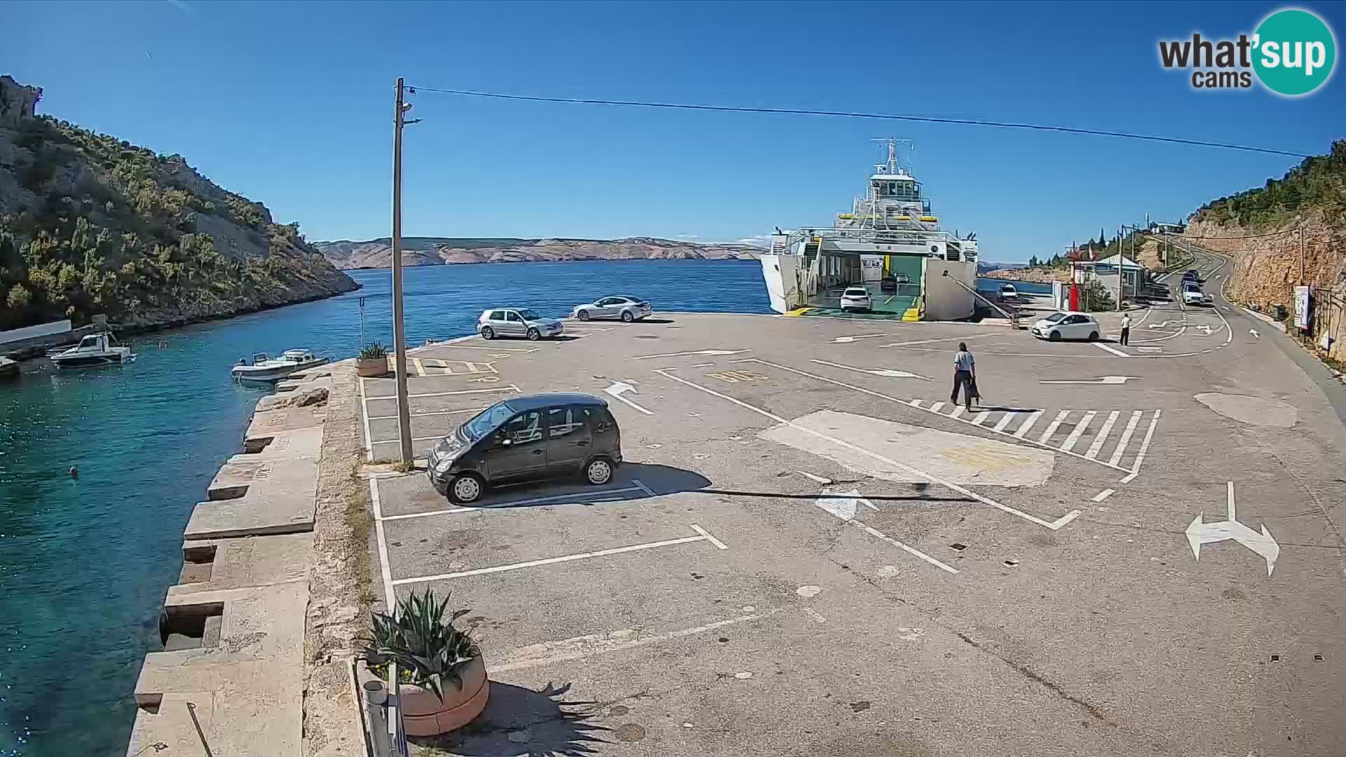 Spletna kamera trajektno pristanišče Prizna – proti otoku Pag
