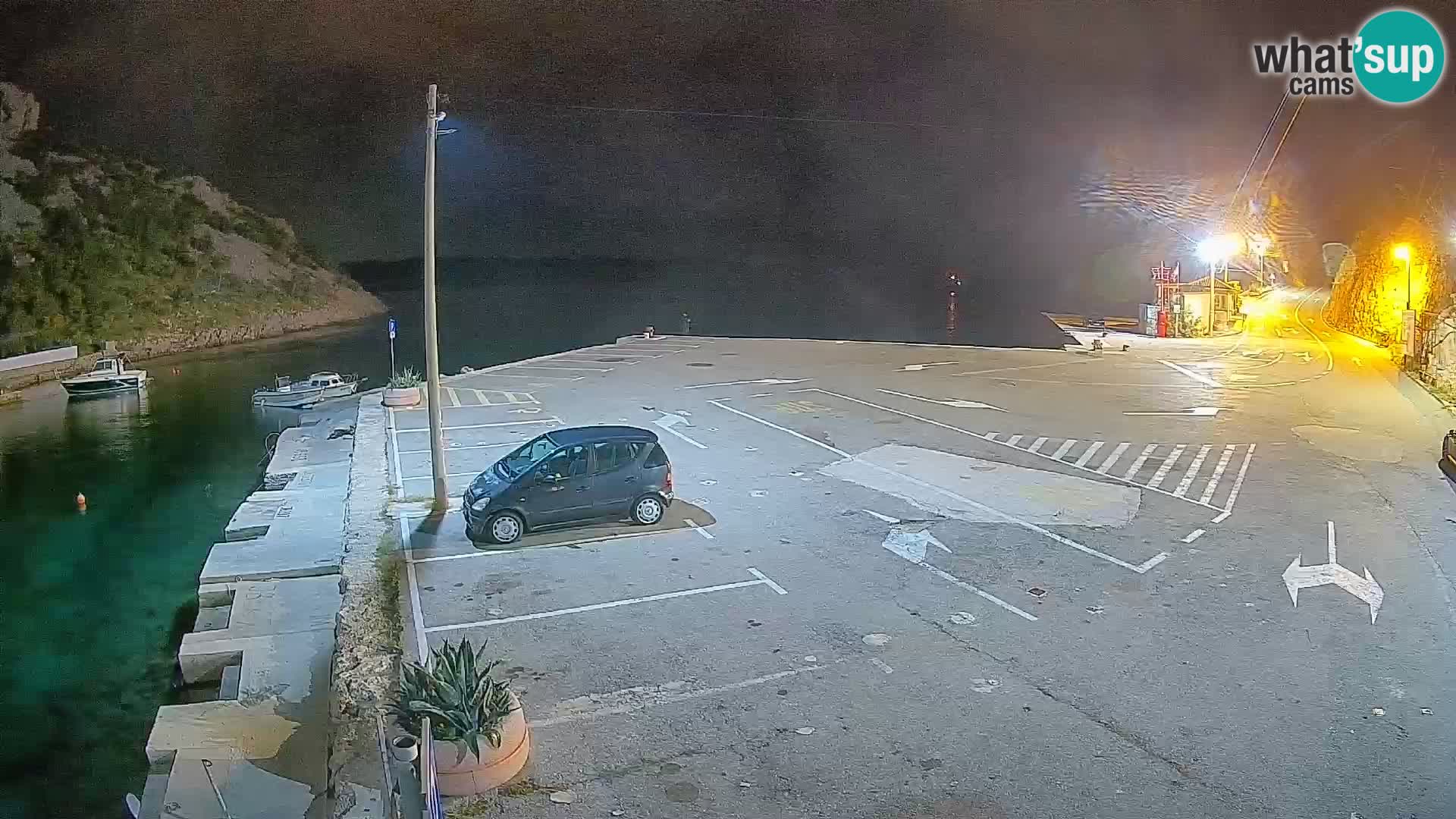 Spletna kamera trajektno pristanišče Prizna – proti otoku Pag
