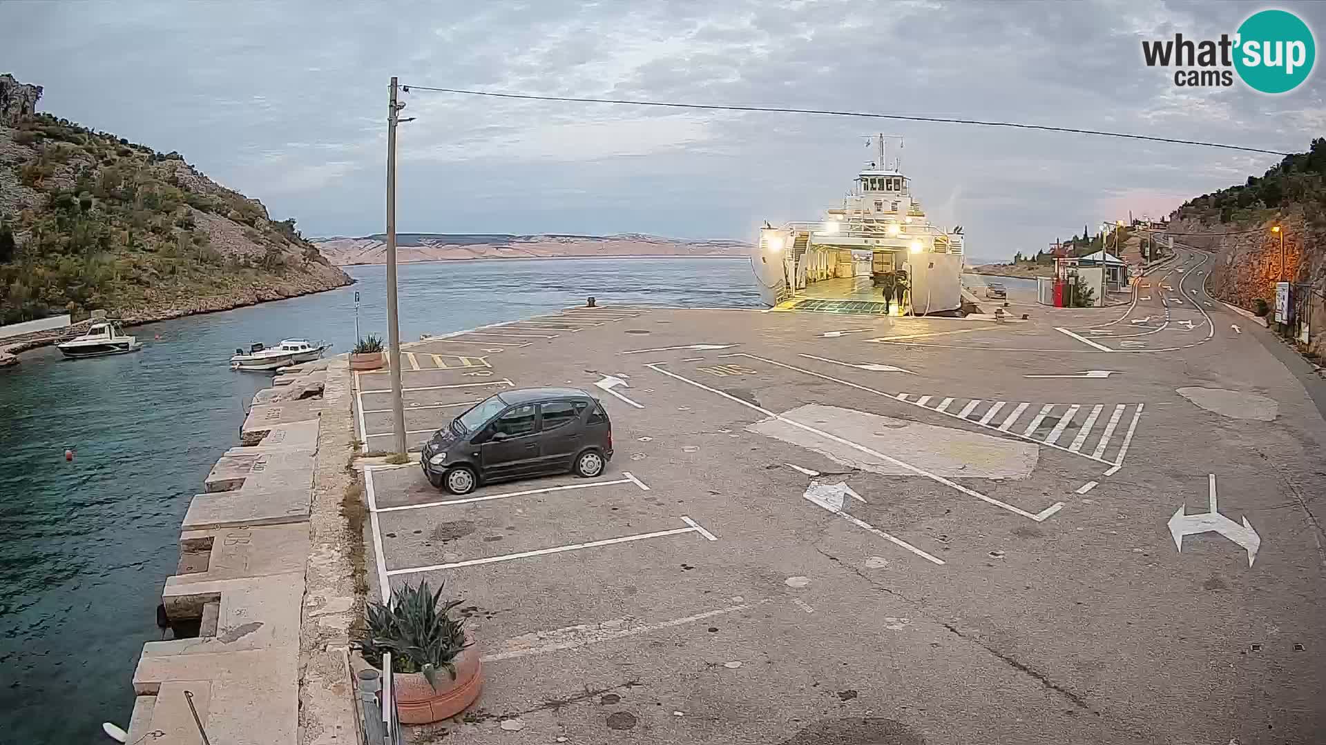 Spletna kamera trajektno pristanišče Prizna – proti otoku Pag