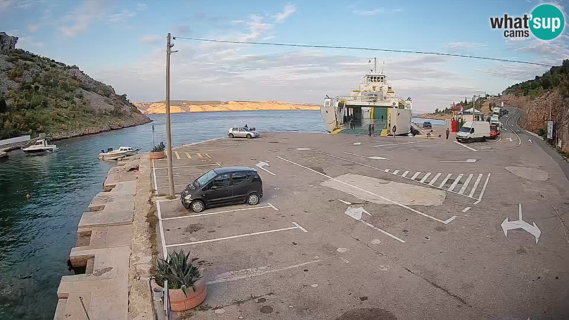 Webcam del puerto de ferris de Prizna – hacia la isla de Pag