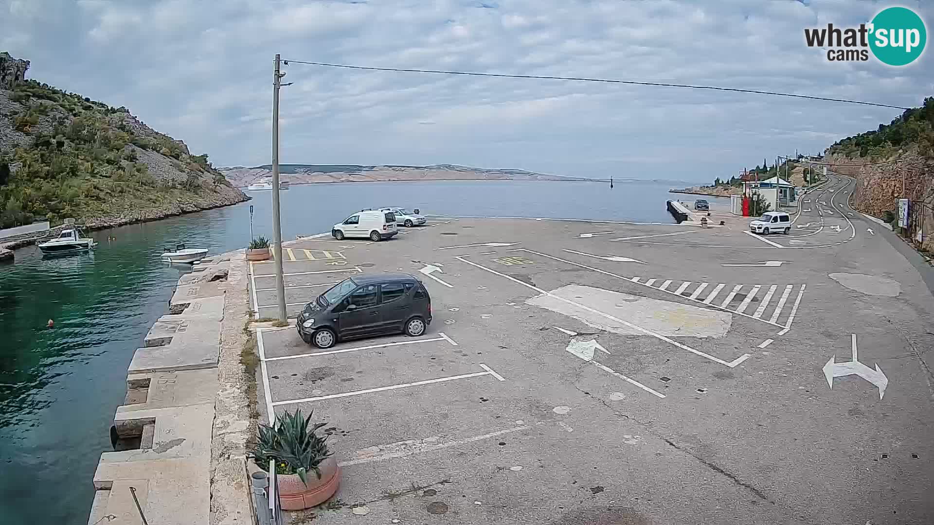Spletna kamera trajektno pristanišče Prizna – proti otoku Pag