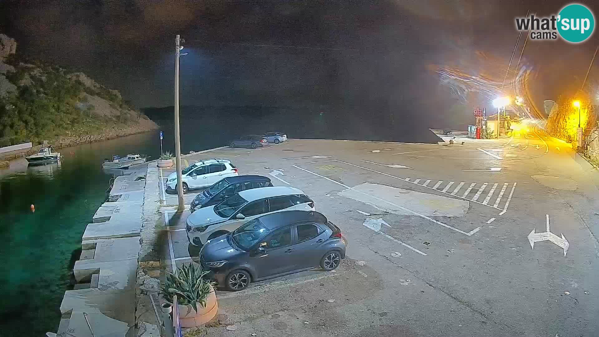 Spletna kamera trajektno pristanišče Prizna – proti otoku Pag