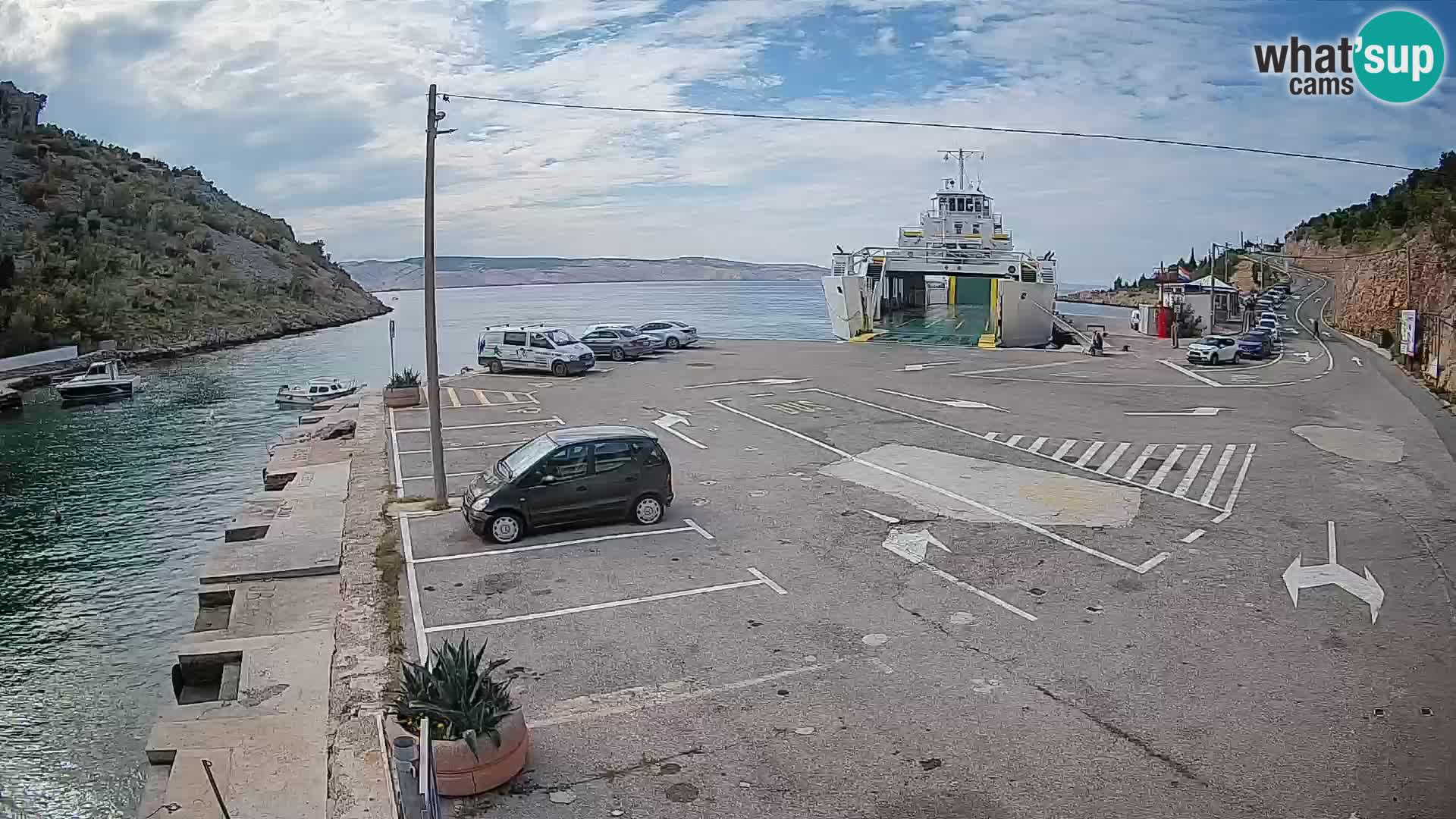 Spletna kamera trajektno pristanišče Prizna – proti otoku Pag
