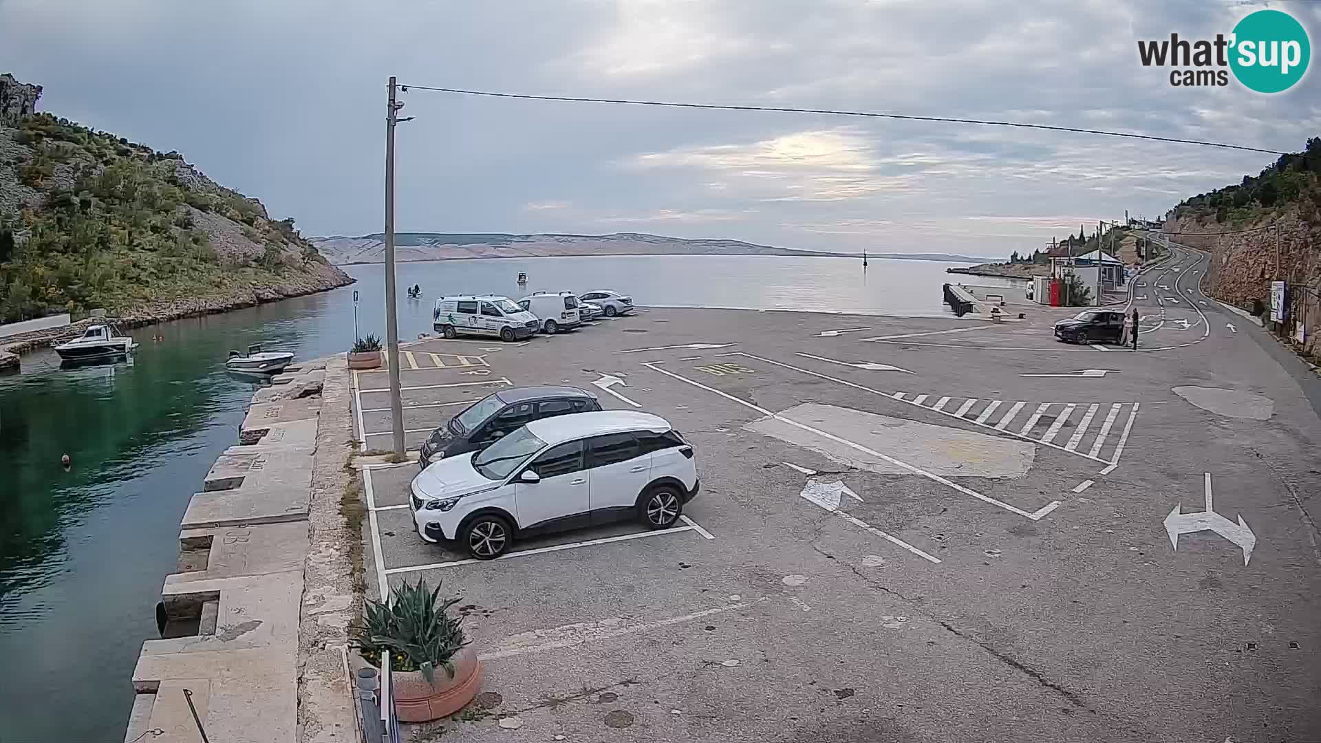 Spletna kamera trajektno pristanišče Prizna – proti otoku Pag