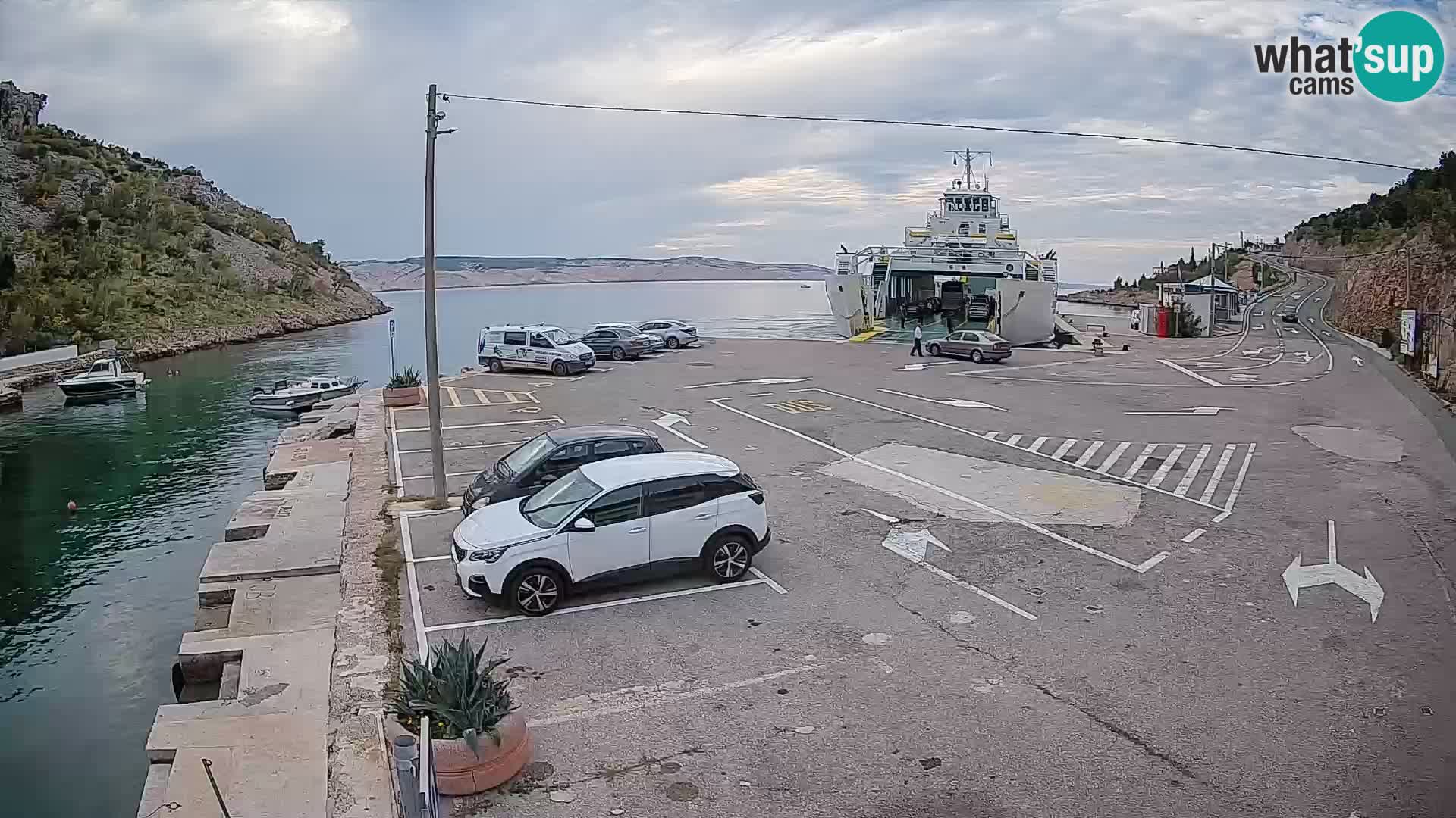 Spletna kamera trajektno pristanišče Prizna – proti otoku Pag
