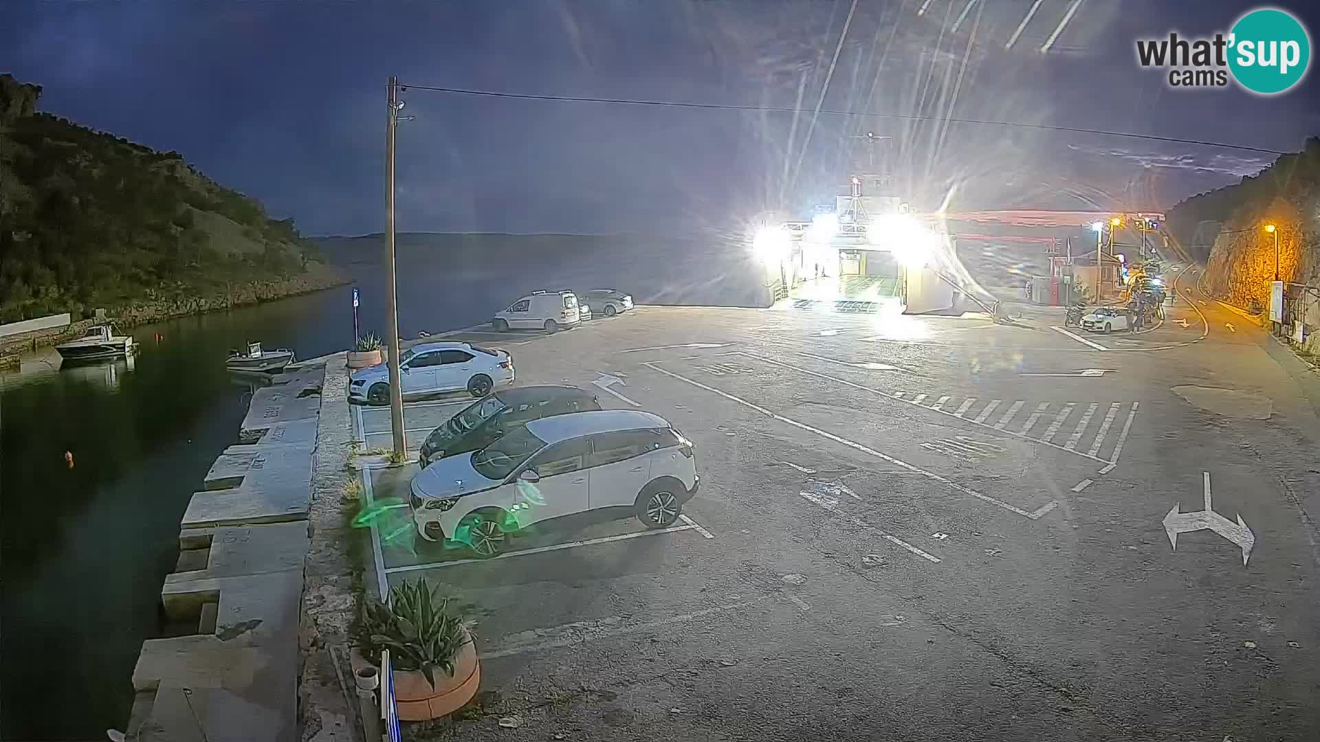 Spletna kamera trajektno pristanišče Prizna – proti otoku Pag