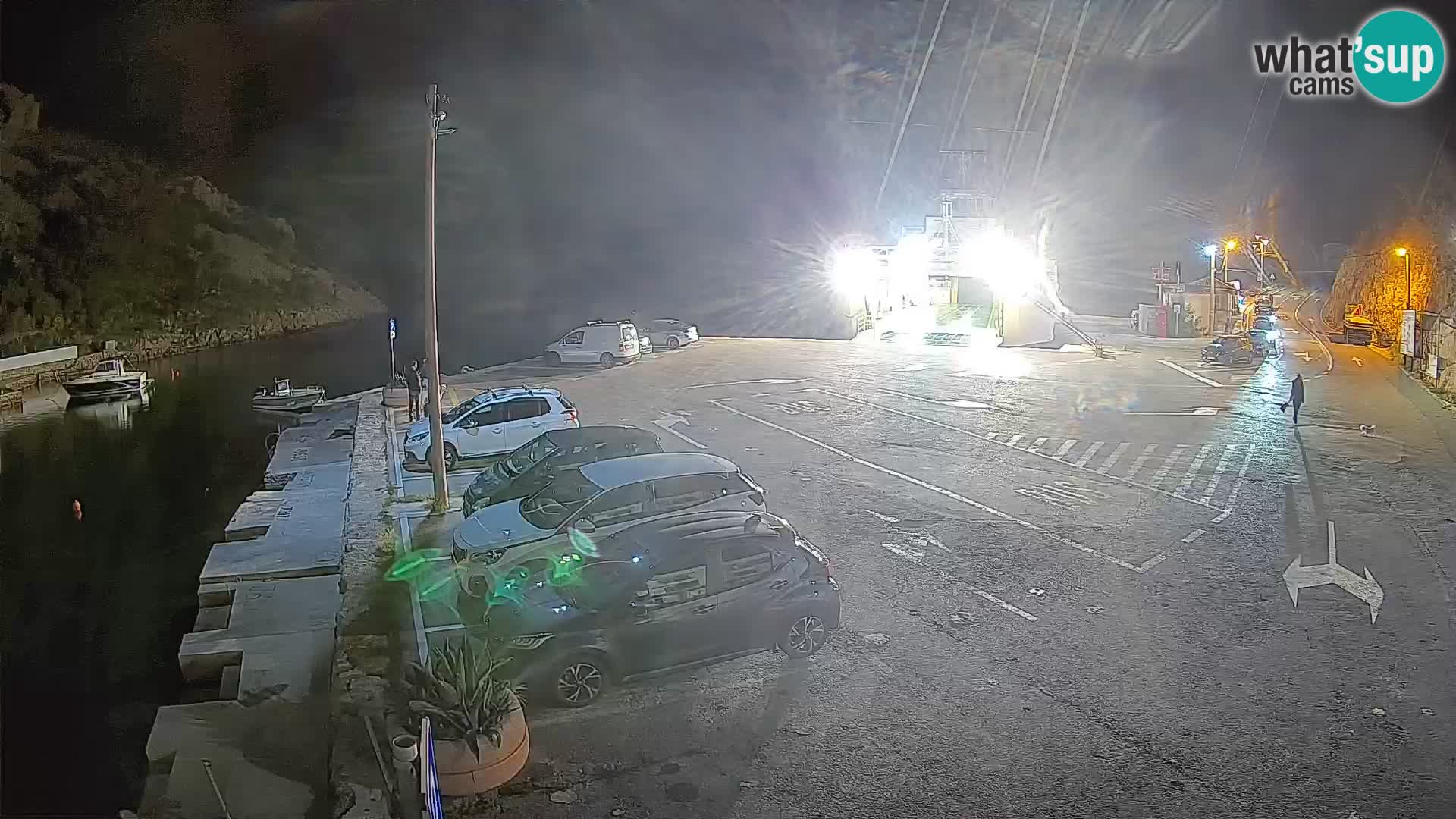 Spletna kamera trajektno pristanišče Prizna – proti otoku Pag