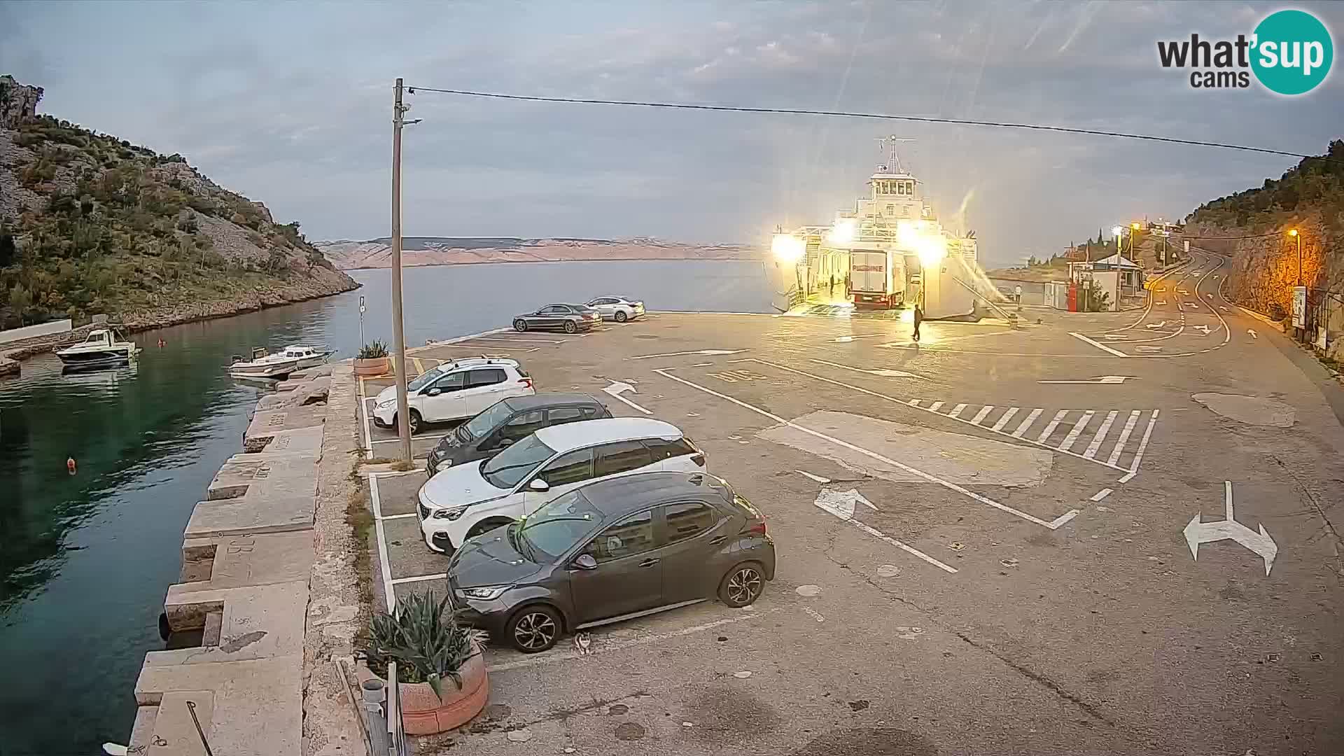 Webcam del puerto de ferris de Prizna – hacia la isla de Pag
