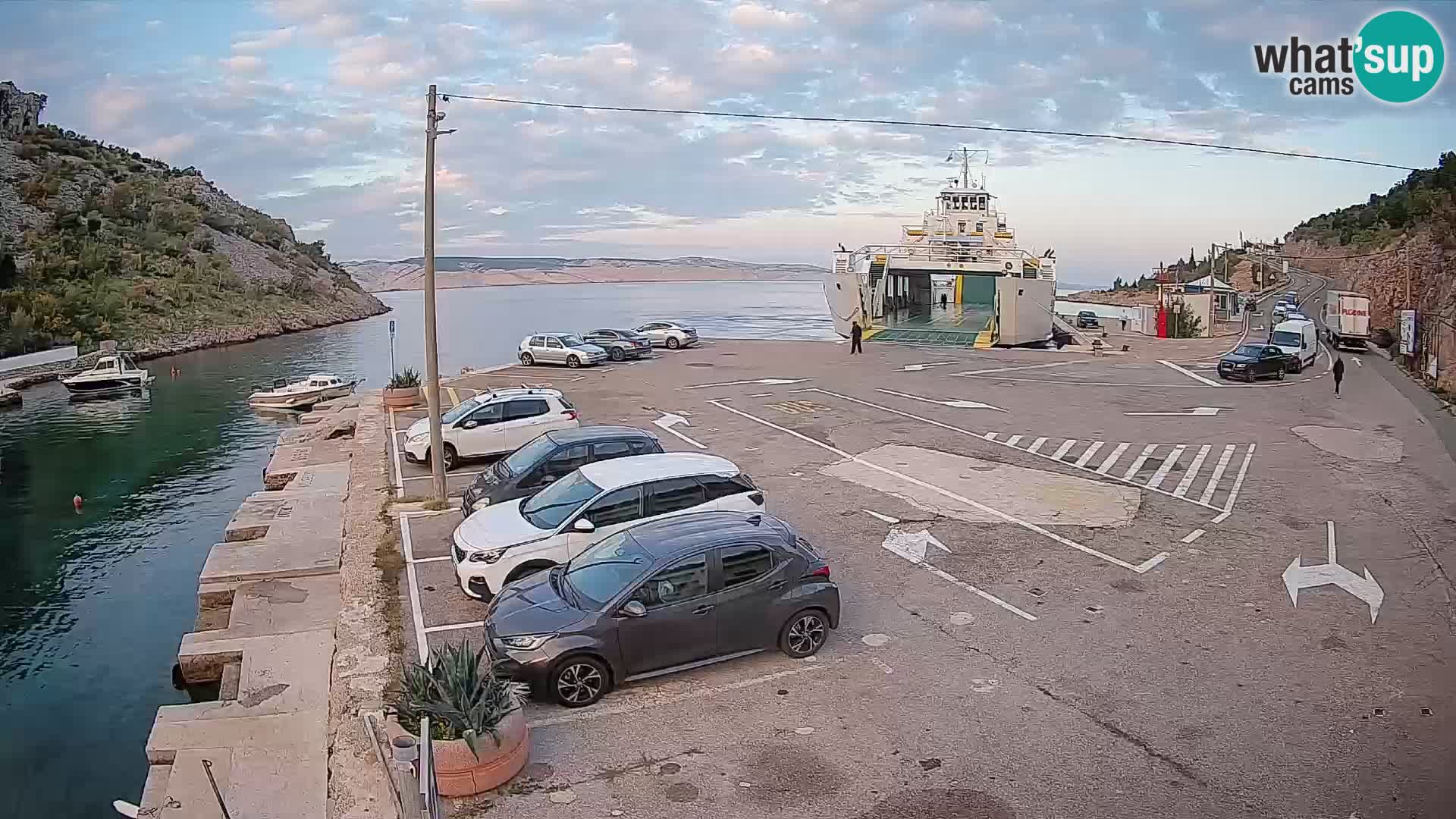 Webcam del puerto de ferris de Prizna – hacia la isla de Pag
