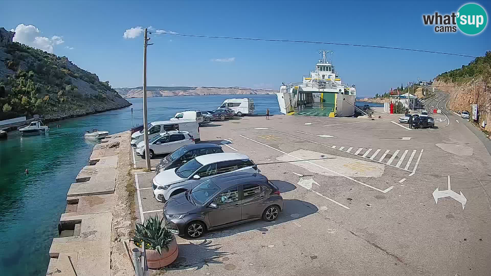 Spletna kamera trajektno pristanišče Prizna – proti otoku Pag