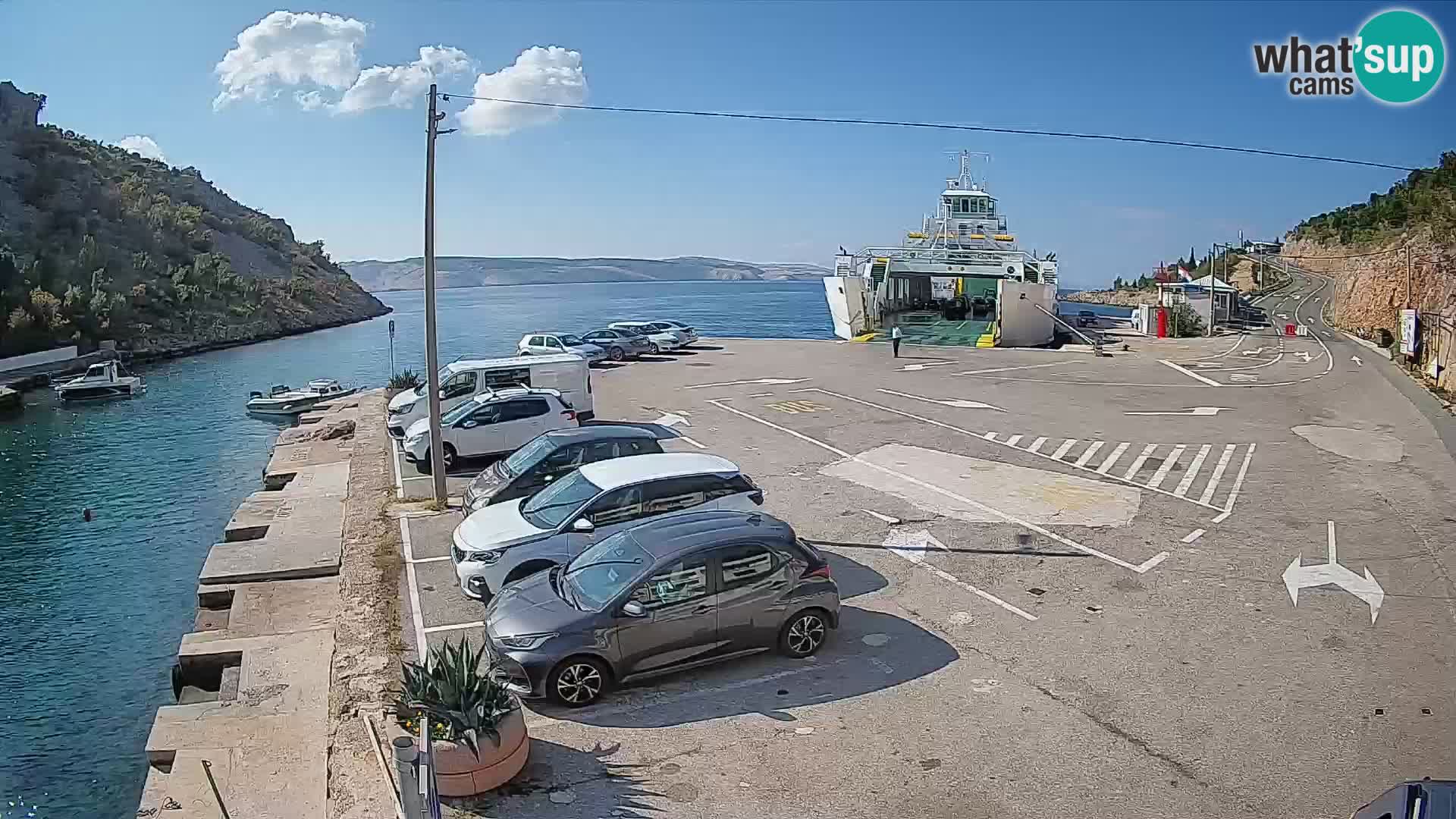 Spletna kamera trajektno pristanišče Prizna – proti otoku Pag