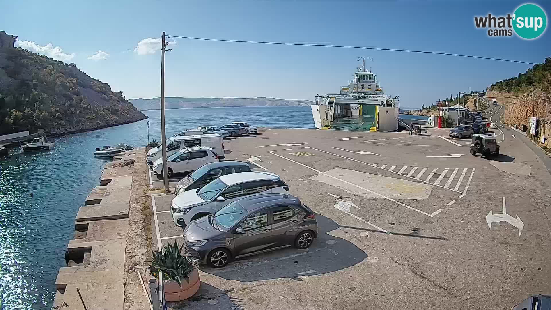 Spletna kamera trajektno pristanišče Prizna – proti otoku Pag