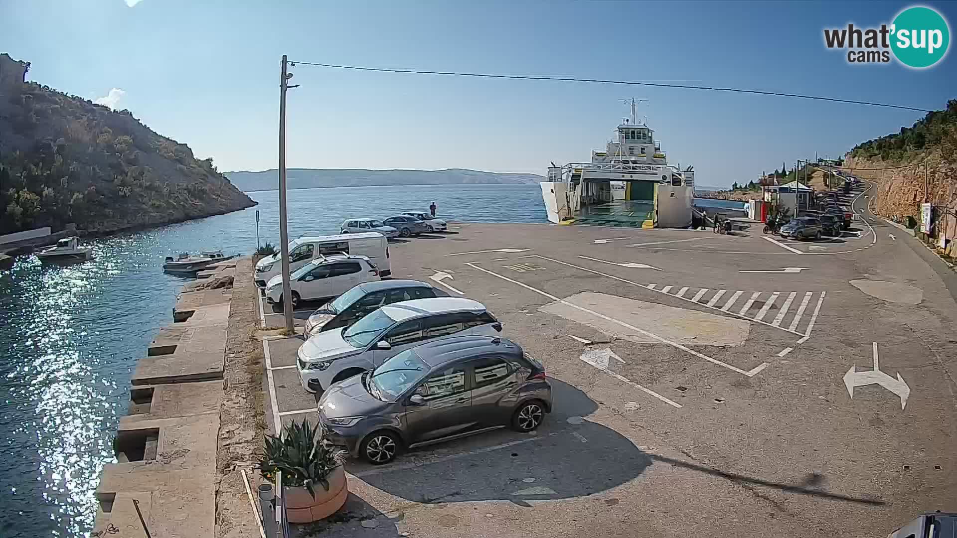Spletna kamera trajektno pristanišče Prizna – proti otoku Pag