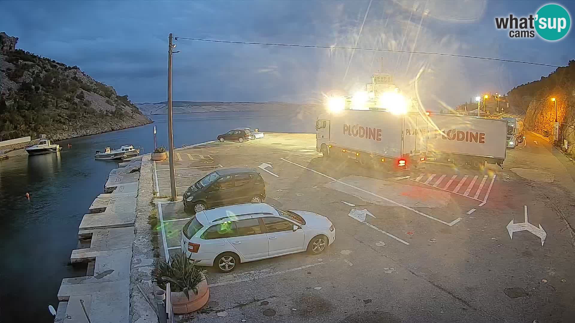 Spletna kamera trajektno pristanišče Prizna – proti otoku Pag