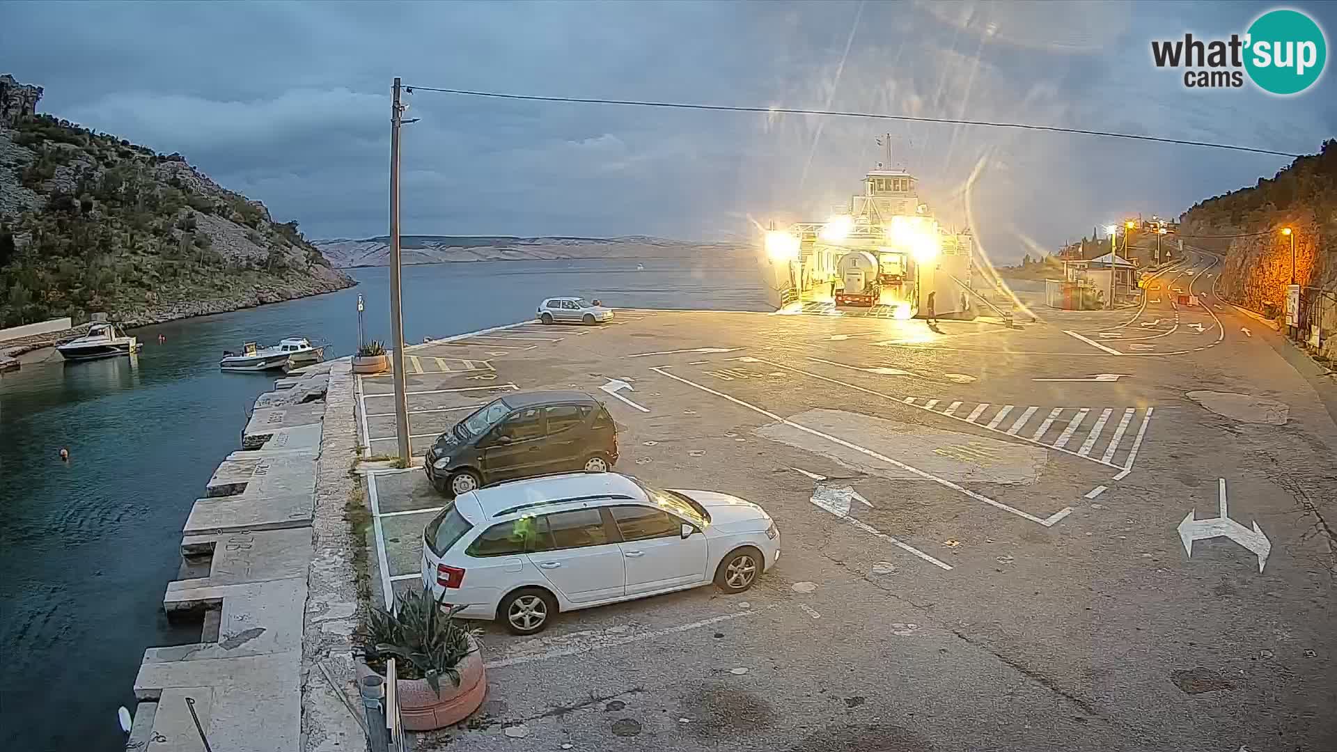 Webcam del puerto de ferris de Prizna – hacia la isla de Pag