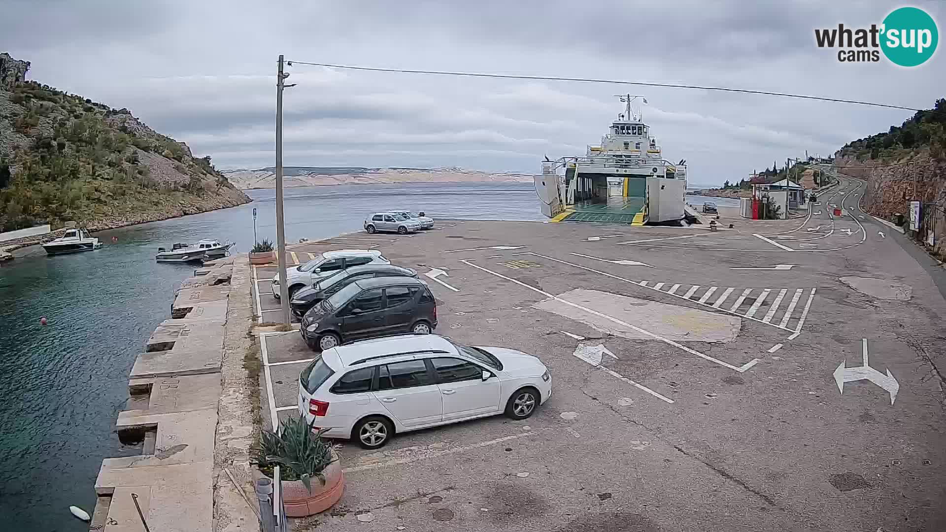 Spletna kamera trajektno pristanišče Prizna – proti otoku Pag