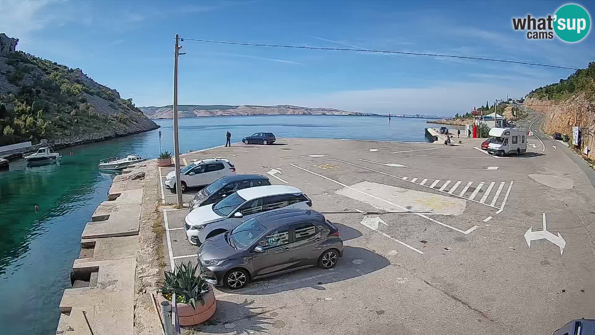 Spletna kamera trajektno pristanišče Prizna – proti otoku Pag