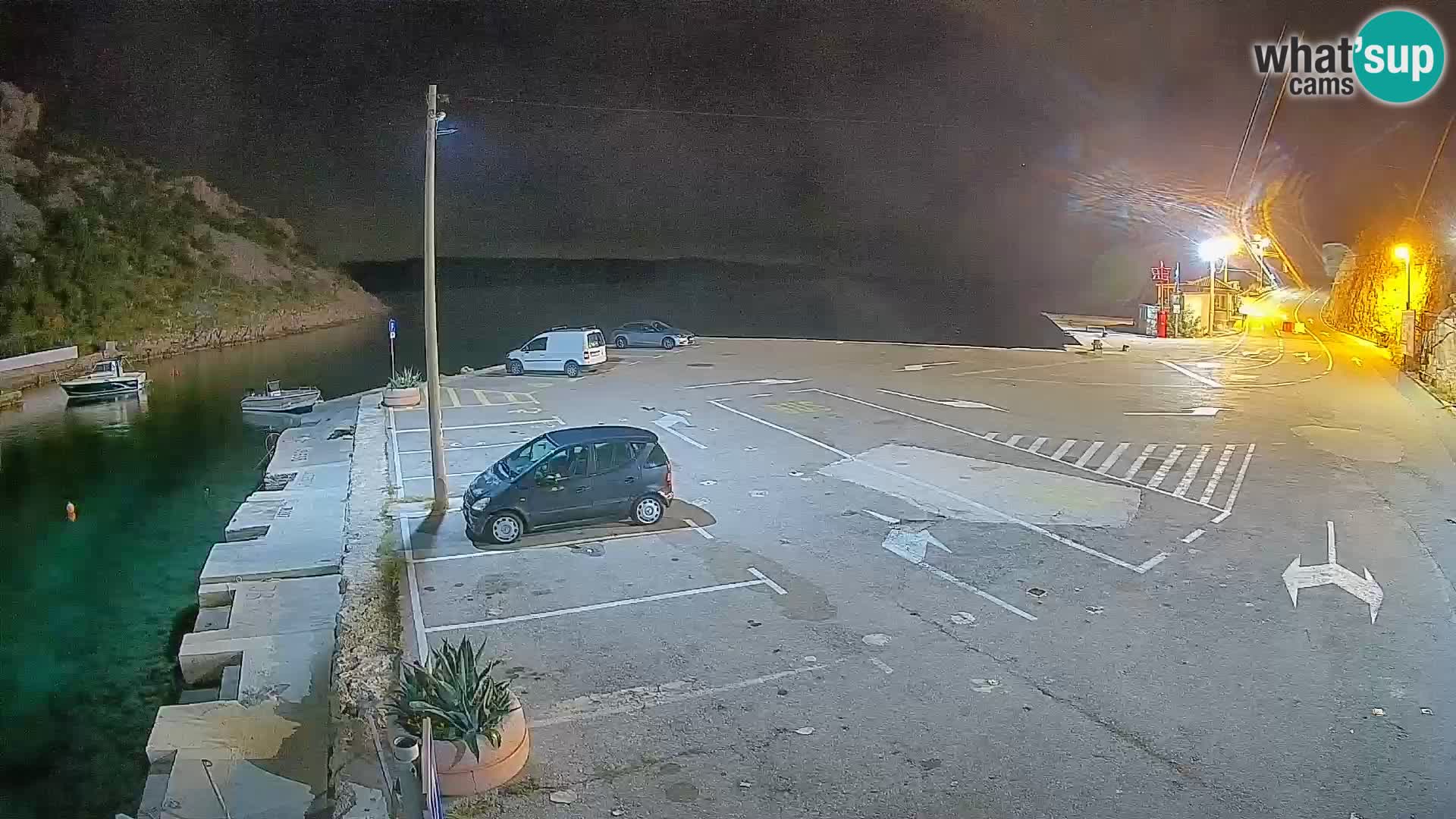 Spletna kamera trajektno pristanišče Prizna – proti otoku Pag