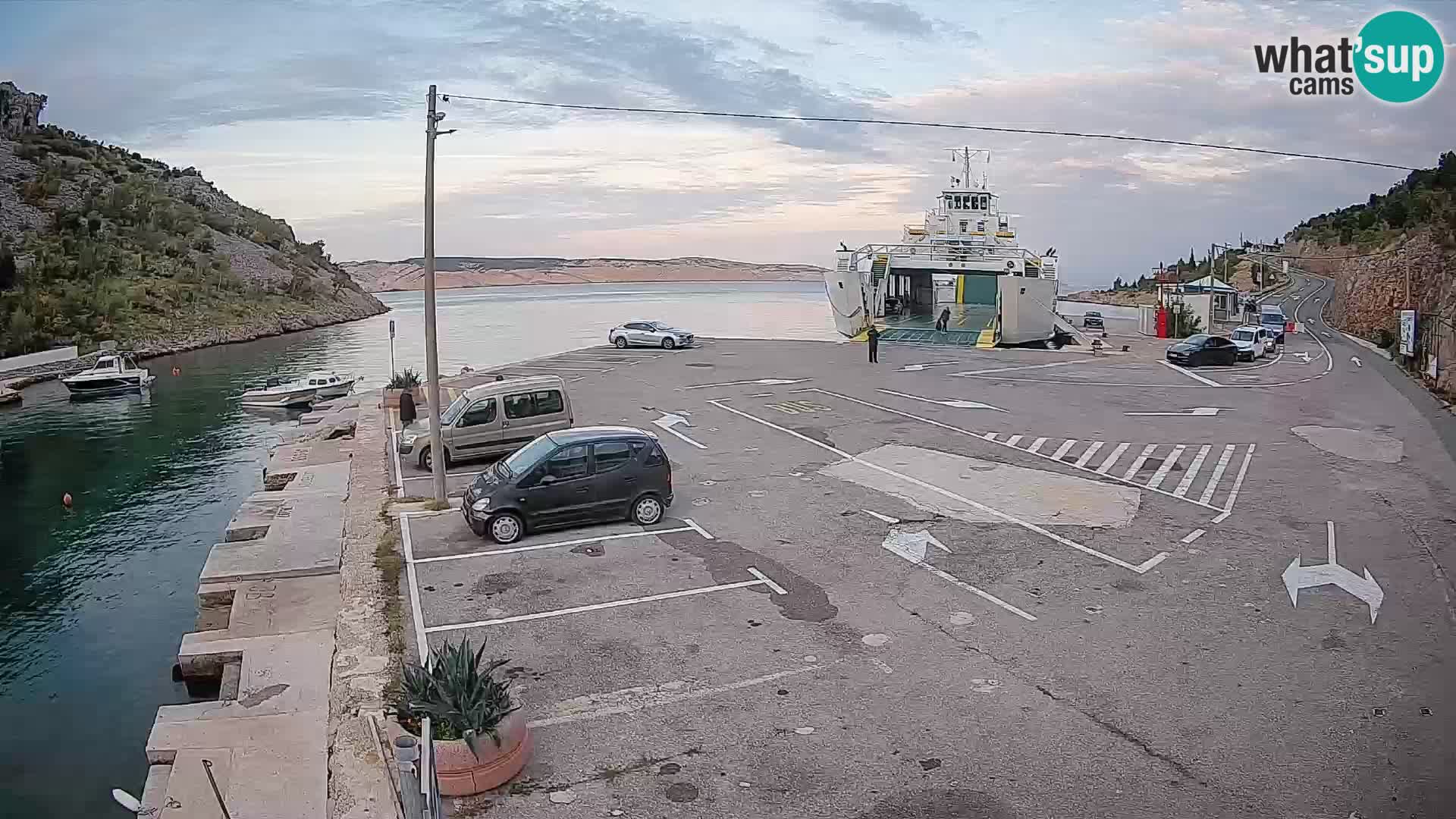 Spletna kamera trajektno pristanišče Prizna – proti otoku Pag
