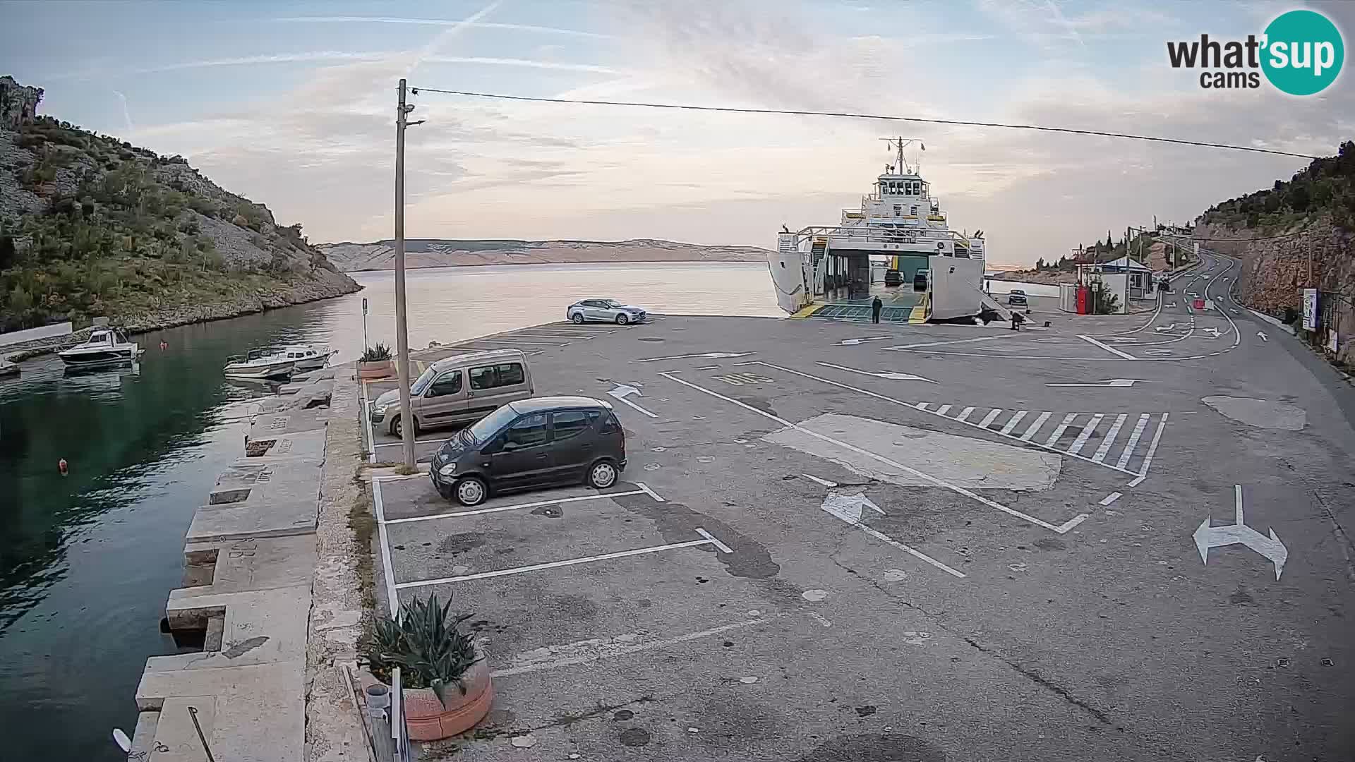 Spletna kamera trajektno pristanišče Prizna – proti otoku Pag
