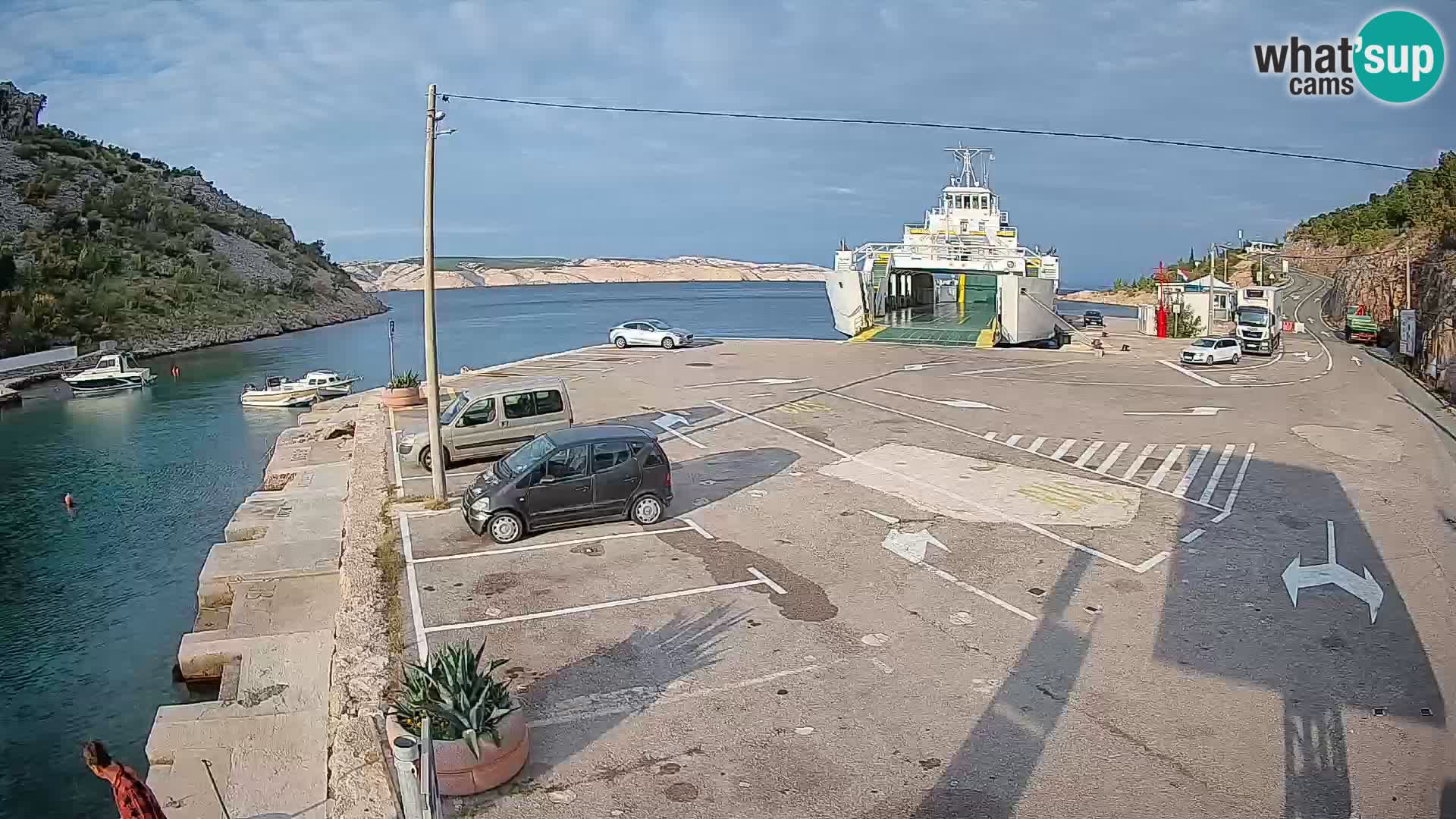 Webcam del puerto de ferris de Prizna – hacia la isla de Pag