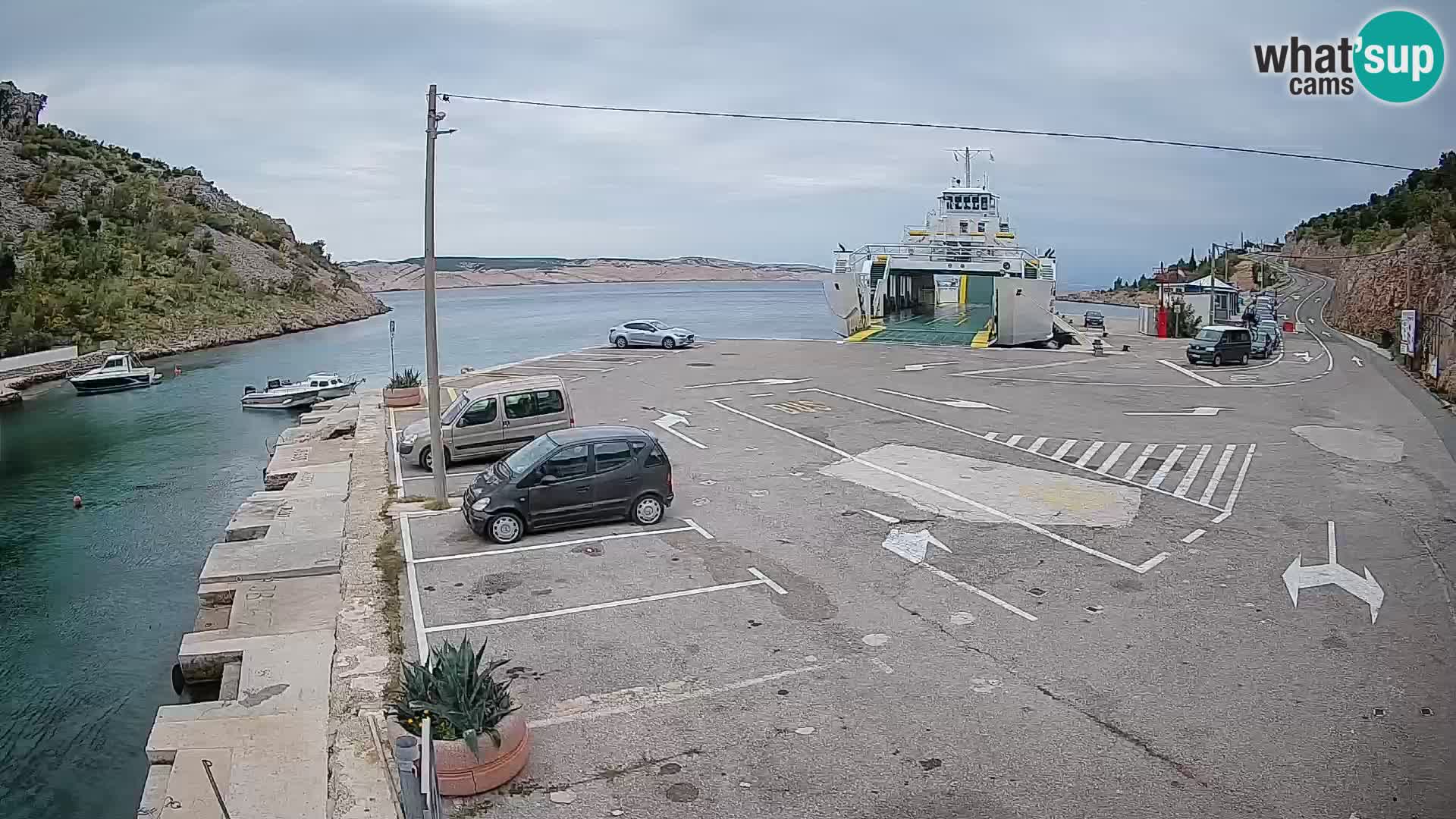 Spletna kamera trajektno pristanišče Prizna – proti otoku Pag