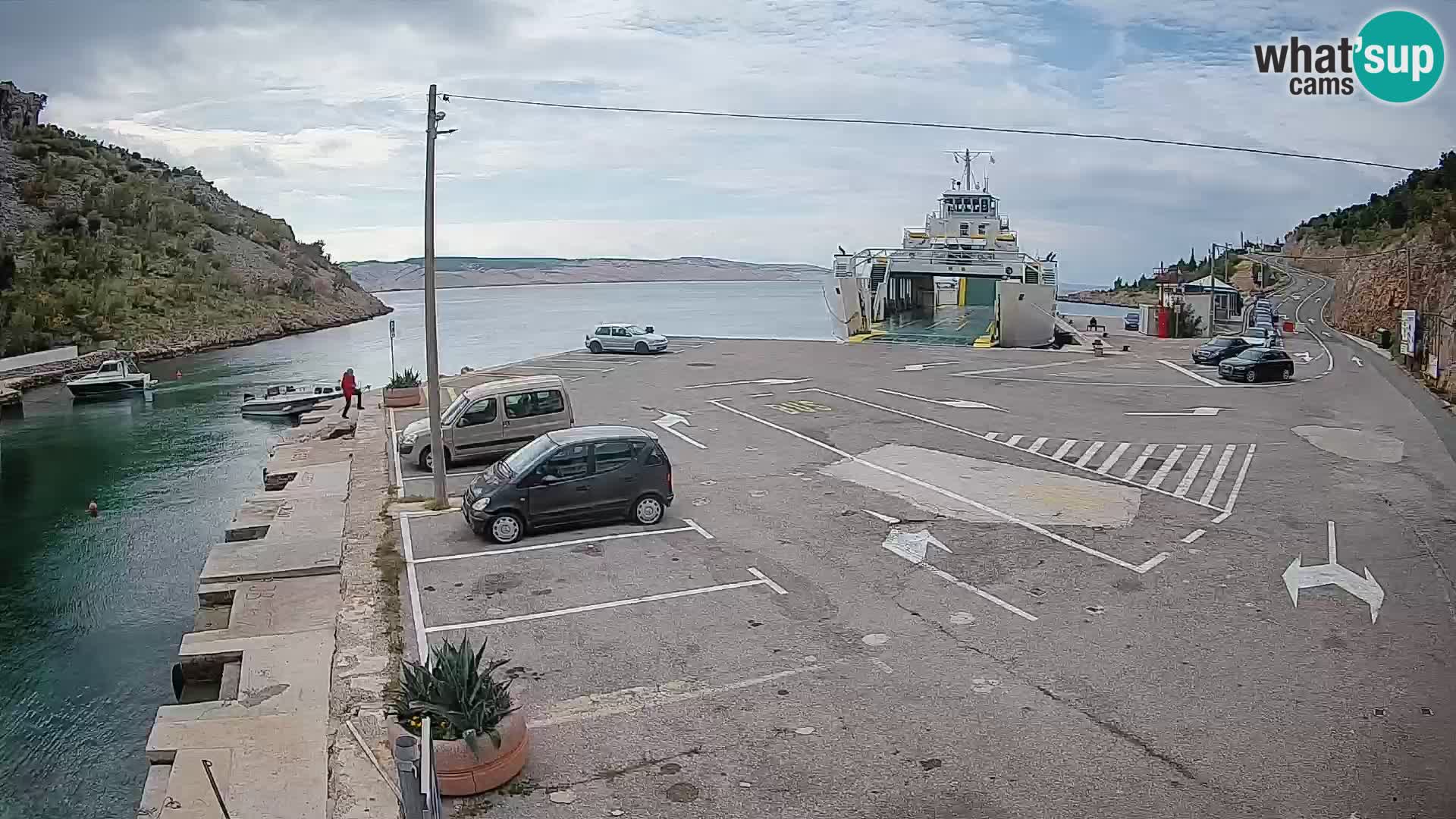 Spletna kamera trajektno pristanišče Prizna – proti otoku Pag