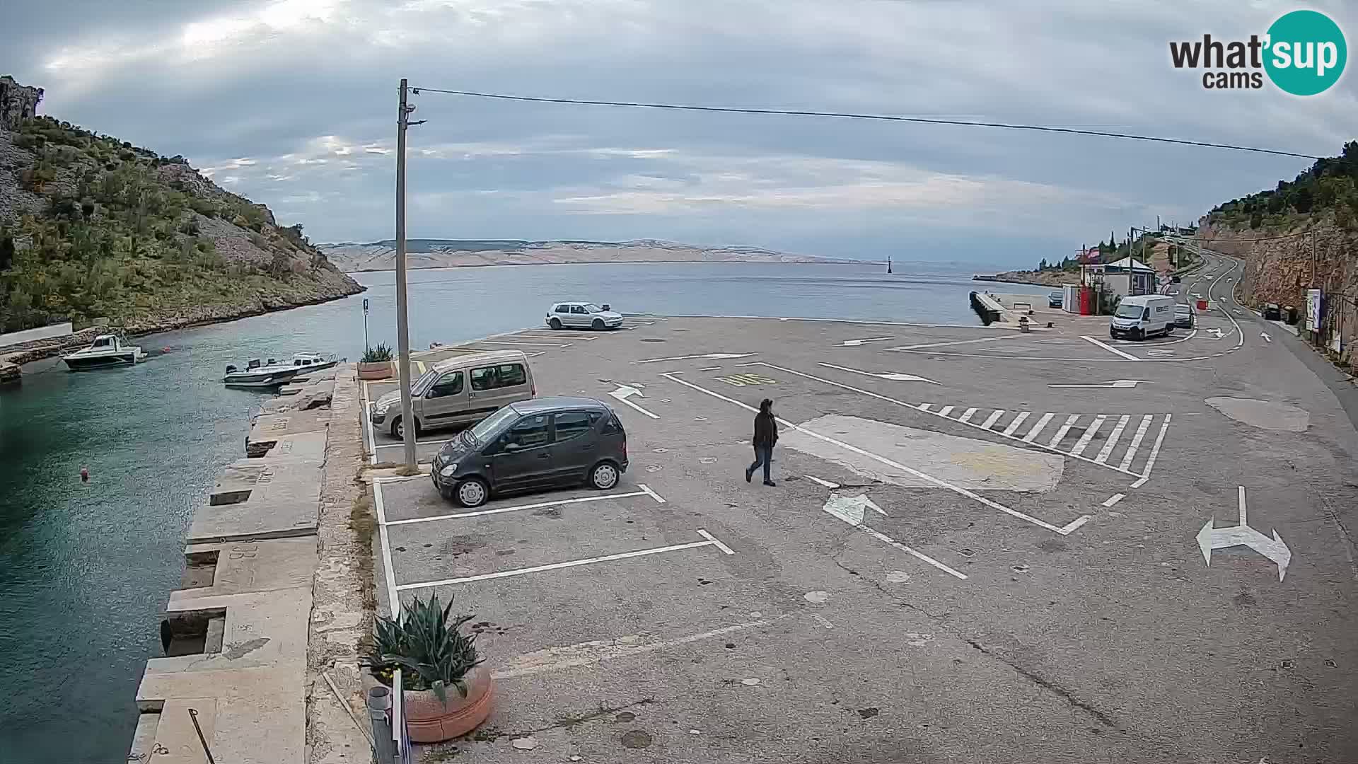 Spletna kamera trajektno pristanišče Prizna – proti otoku Pag