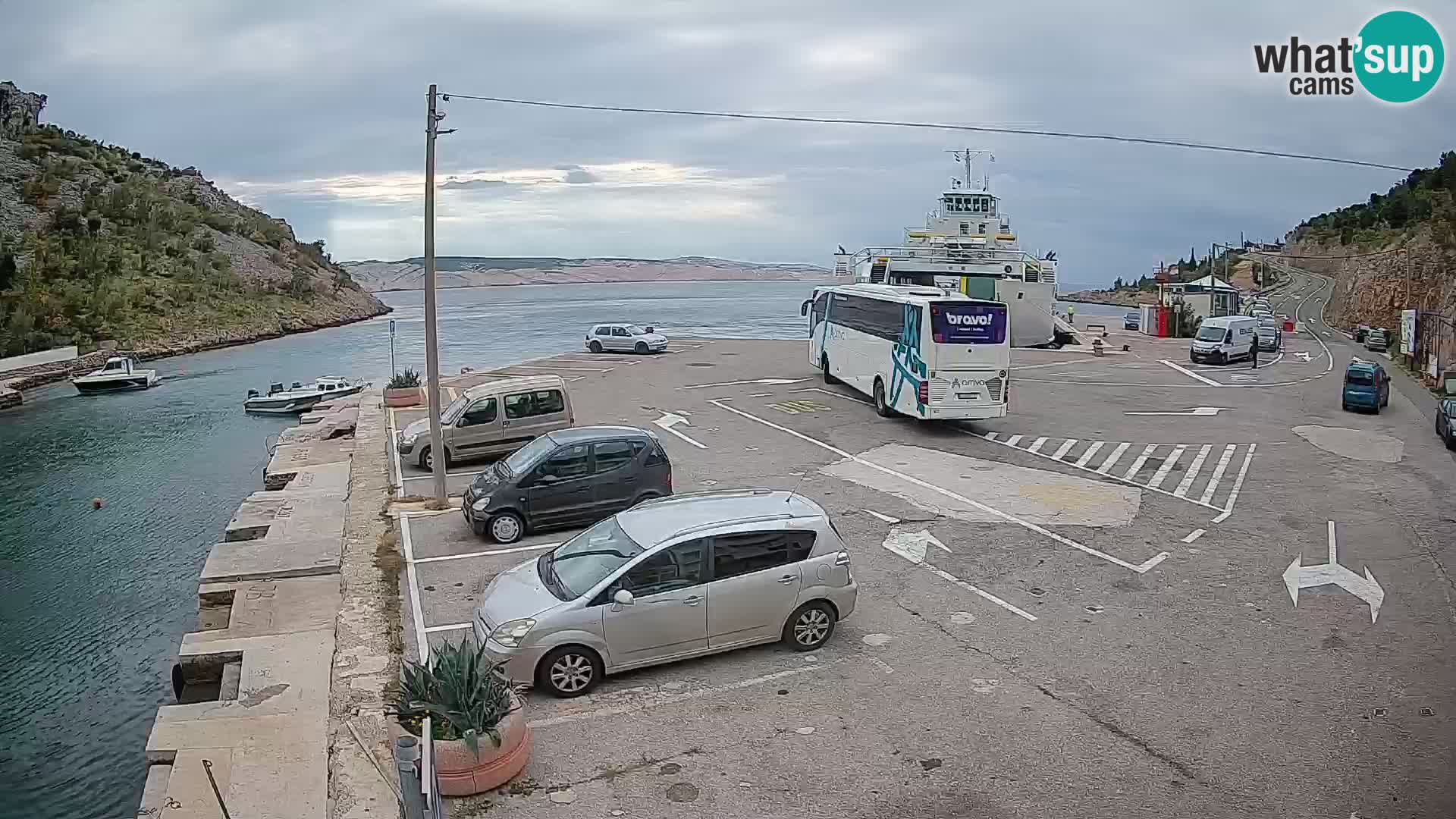 Spletna kamera trajektno pristanišče Prizna – proti otoku Pag