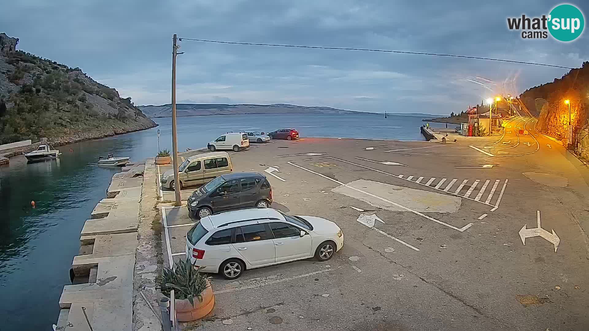 Spletna kamera trajektno pristanišče Prizna – proti otoku Pag