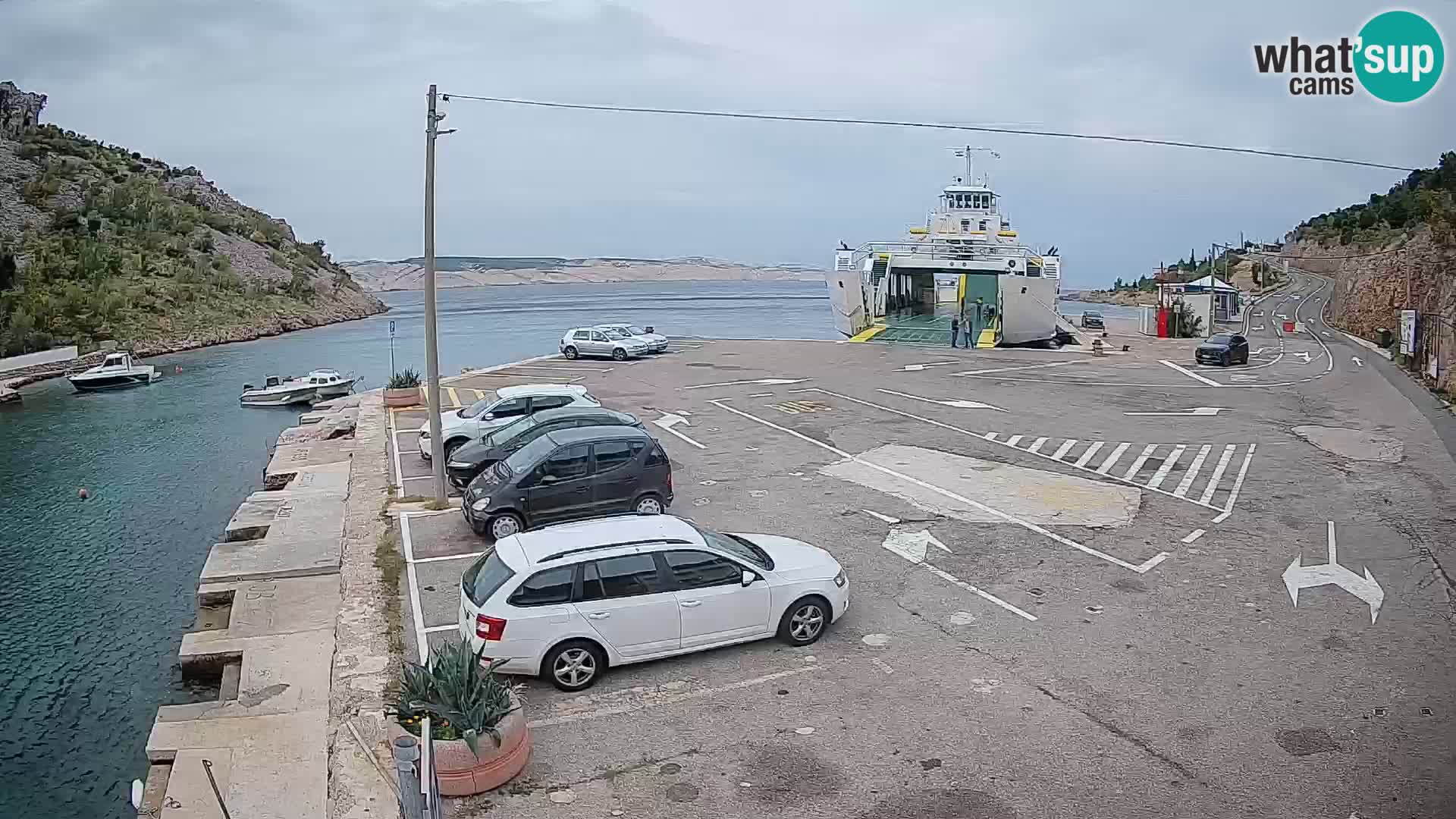 Spletna kamera trajektno pristanišče Prizna – proti otoku Pag